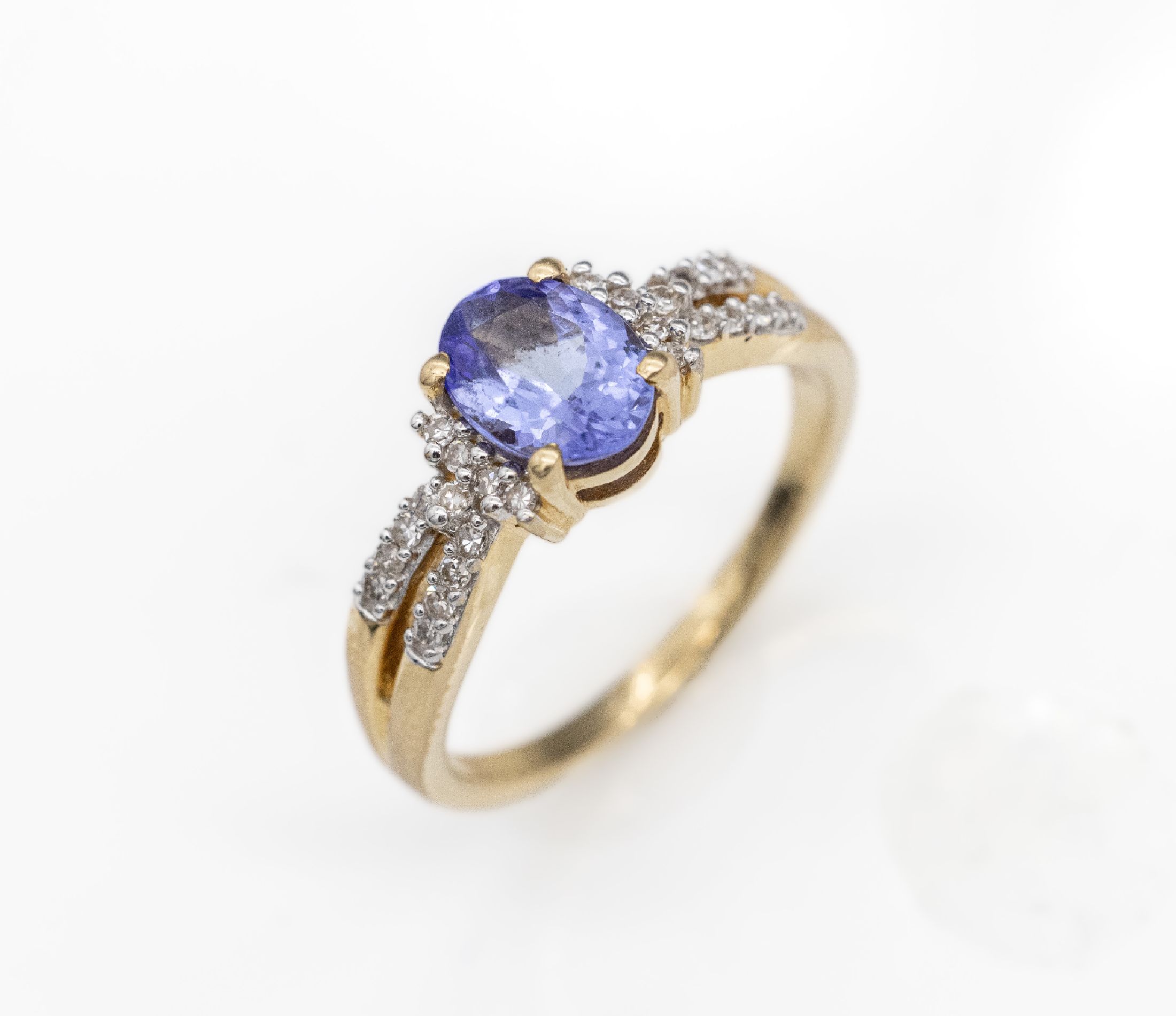 14 kt Gold Tansanit-Brillant-Ring, GG 585/000, ovalfacett. Tansanit ca. 0.80 ct, 26 8/8-Diamanten zus. ca. 0.22 ct Weiß/p, ca. 4.1 g, RW 56