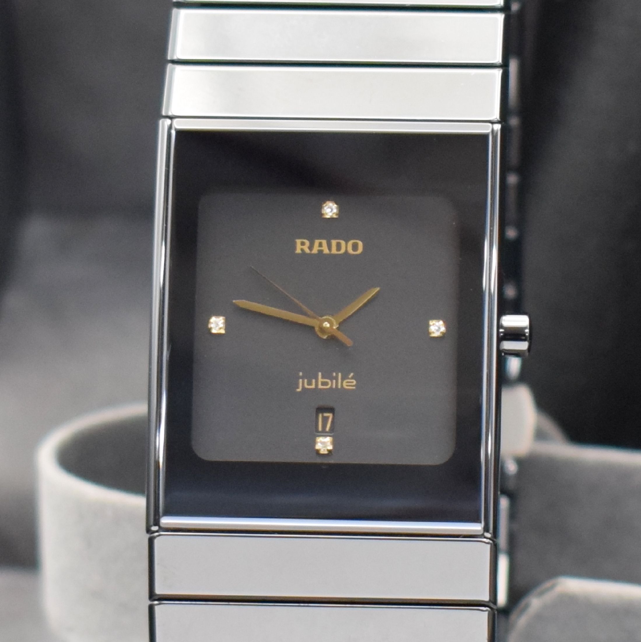Detail a: RADO Jubile Herrenarmbanduhr, Schweiz um 1997, quarz, Keramikgeh., Keramikgliederbd. m. dopp. Faltschl., schwarzes Zifferbl., gold. Zeiger, Datum, M. ...