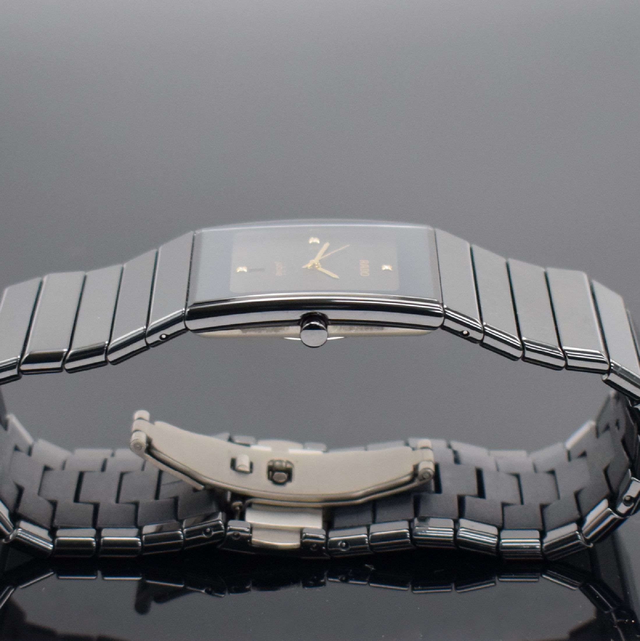Detail b: RADO Jubile Herrenarmbanduhr, Schweiz um 1997, quarz, Keramikgeh., Keramikgliederbd. m. dopp. Faltschl., schwarzes Zifferbl., gold. Zeiger, Datum, M. ...