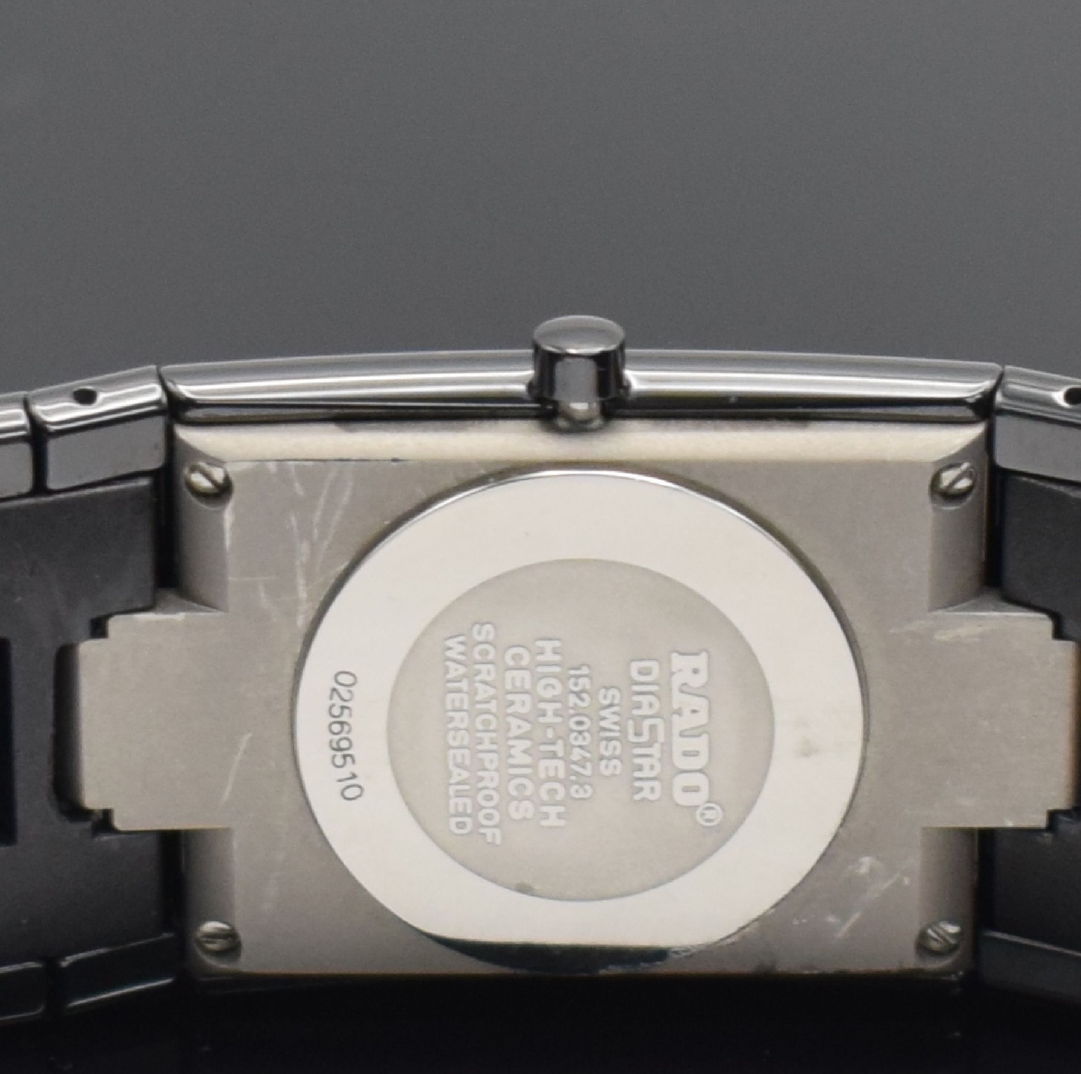 Detail d: RADO Jubile Herrenarmbanduhr, Schweiz um 1997, quarz, Keramikgeh., Keramikgliederbd. m. dopp. Faltschl., schwarzes Zifferbl., gold. Zeiger, Datum, M. ...