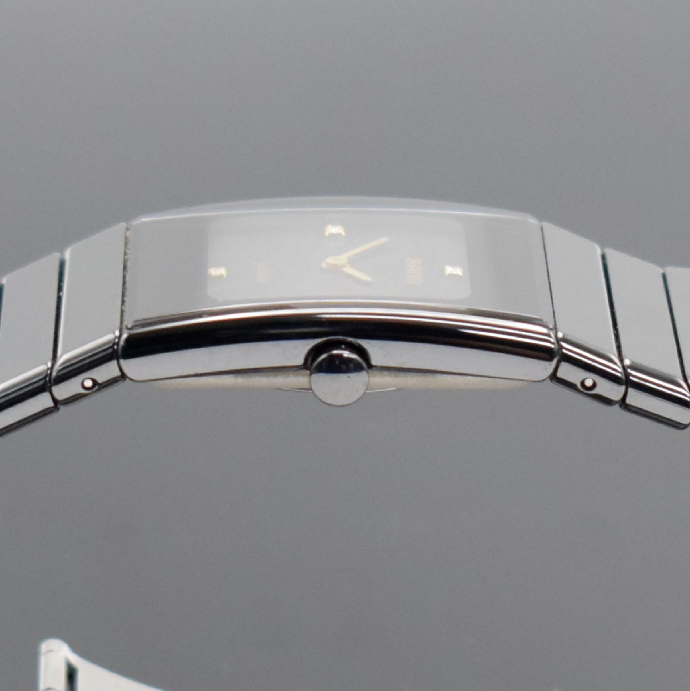 Detail d: RADO Jubile Damenarmbanduhr, Schweiz um 1997, quarz, Keramikgeh., Keramik-Gliederband m. dopp. Faltschl., schwarzes Zifferbl., gold. Zeiger, M. ca. ...