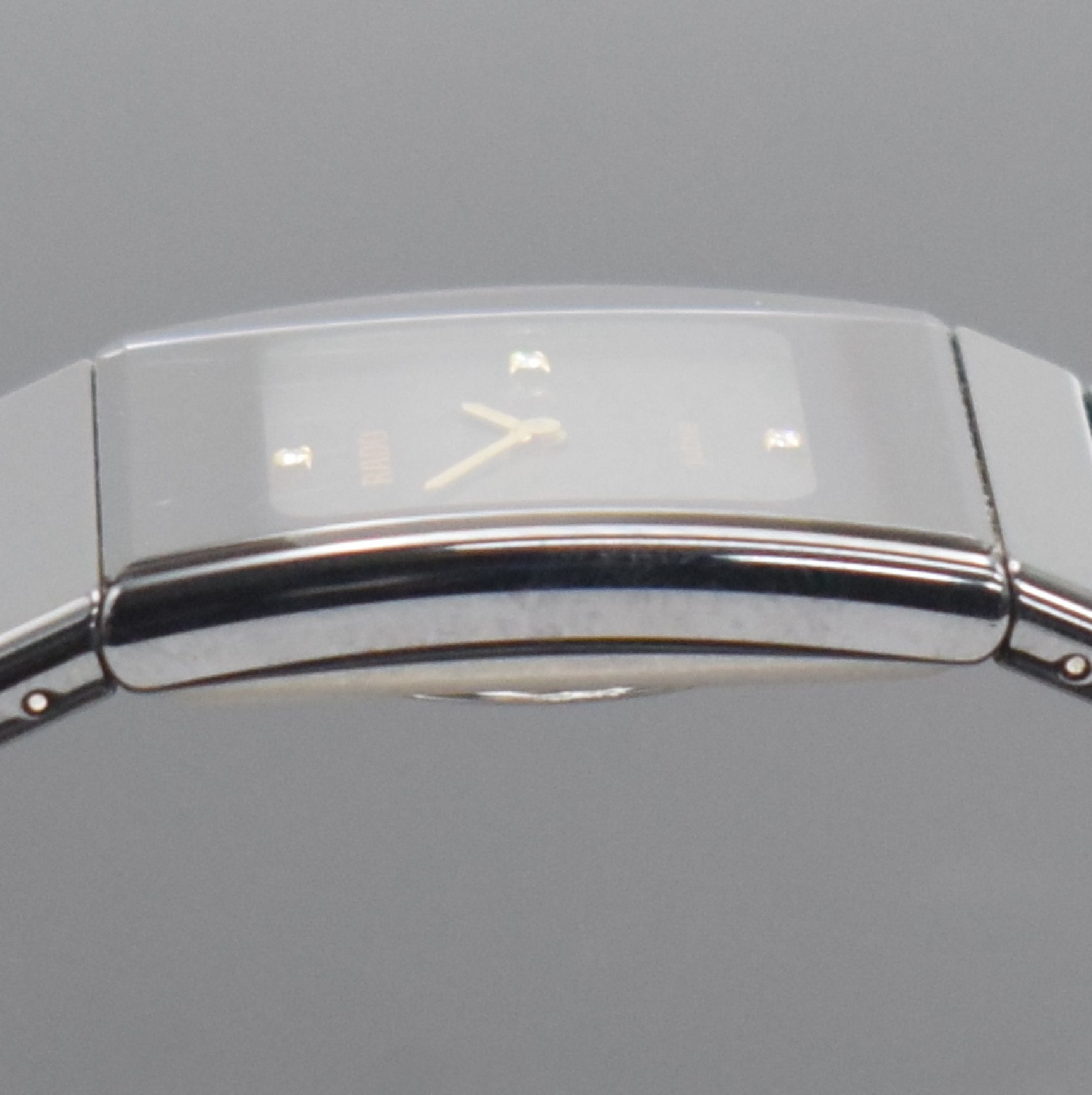 Detail e: RADO Jubile Damenarmbanduhr, Schweiz um 1997, quarz, Keramikgeh., Keramik-Gliederband m. dopp. Faltschl., schwarzes Zifferbl., gold. Zeiger, M. ca. ...