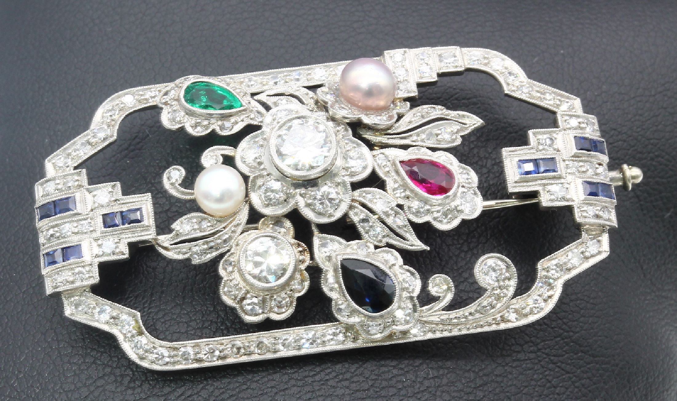 Detail a: Platin Art-Deco-Brosche, um 1925/30, abstrakt floraler Aufbau, symm. Rahmen, 12 Saphir-Carrees und 1 Saphir-Tropfen zus. ca. 0.31 ct, 1 ...