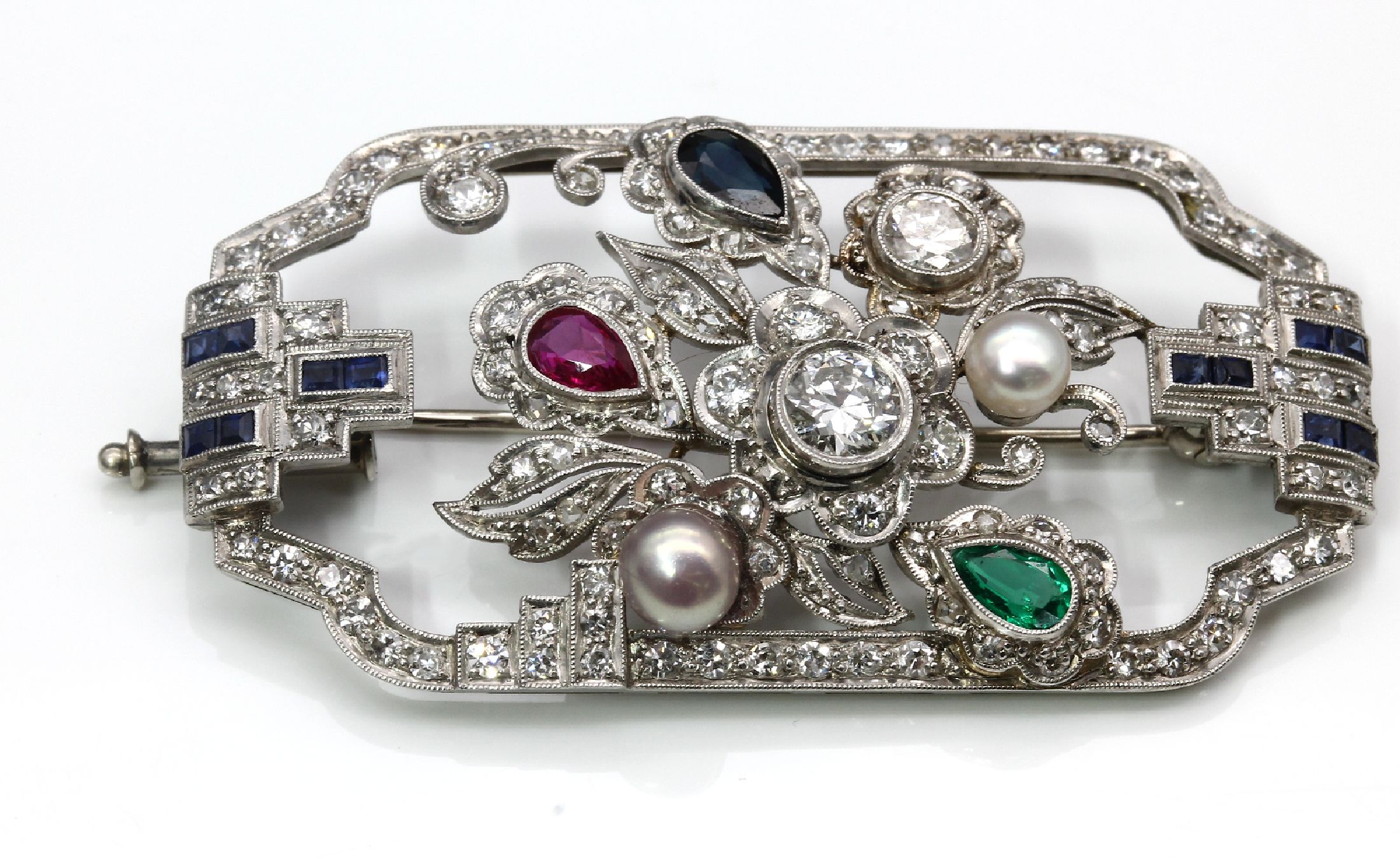 Detail b: Platin Art-Deco-Brosche, um 1925/30, abstrakt floraler Aufbau, symm. Rahmen, 12 Saphir-Carrees und 1 Saphir-Tropfen zus. ca. 0.31 ct, 1 ...