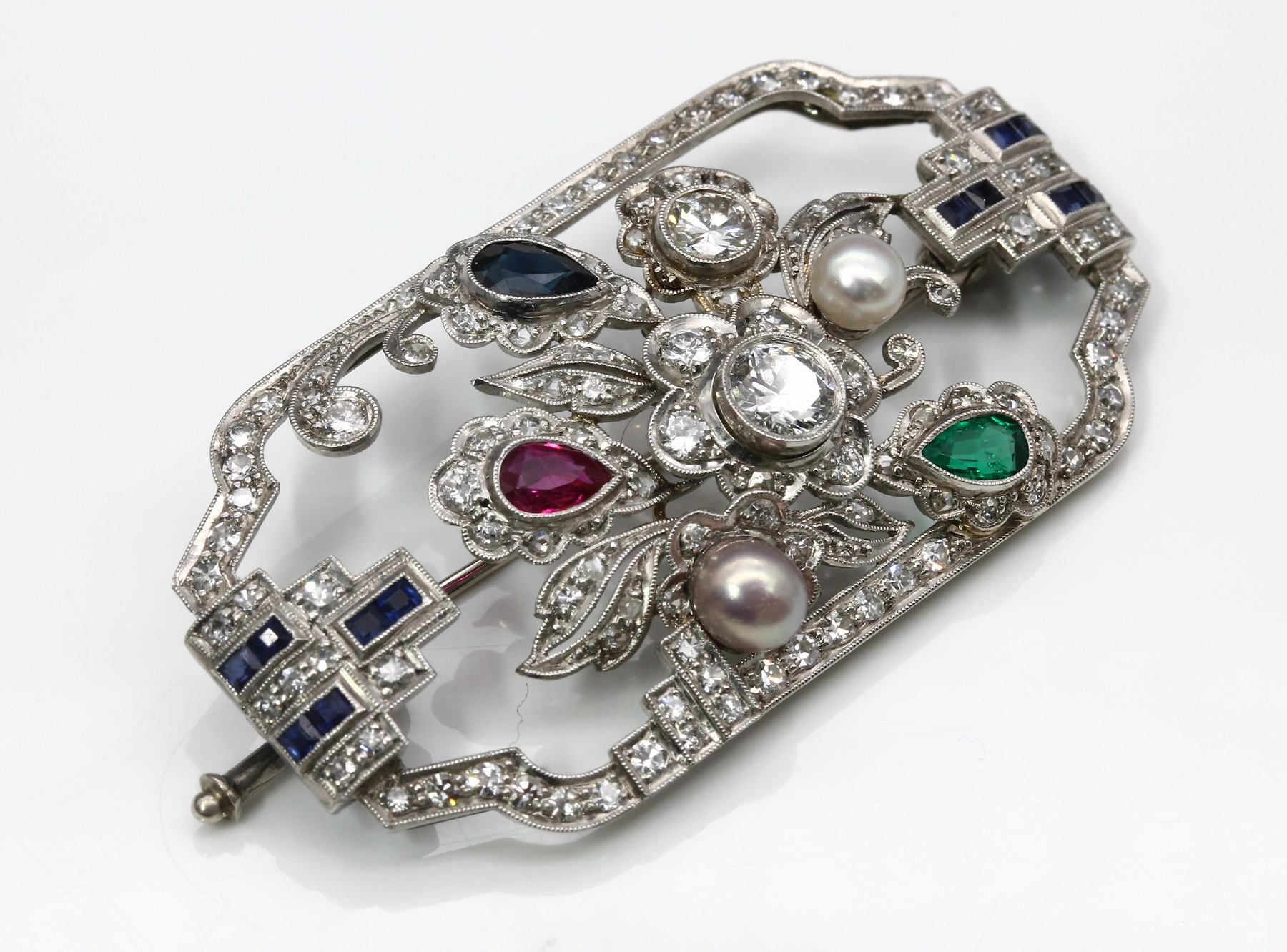Detail c: Platin Art-Deco-Brosche, um 1925/30, abstrakt floraler Aufbau, symm. Rahmen, 12 Saphir-Carrees und 1 Saphir-Tropfen zus. ca. 0.31 ct, 1 ...