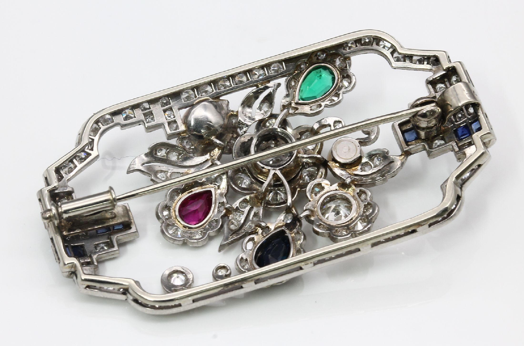 Detail d: Platin Art-Deco-Brosche, um 1925/30, abstrakt floraler Aufbau, symm. Rahmen, 12 Saphir-Carrees und 1 Saphir-Tropfen zus. ca. 0.31 ct, 1 ...