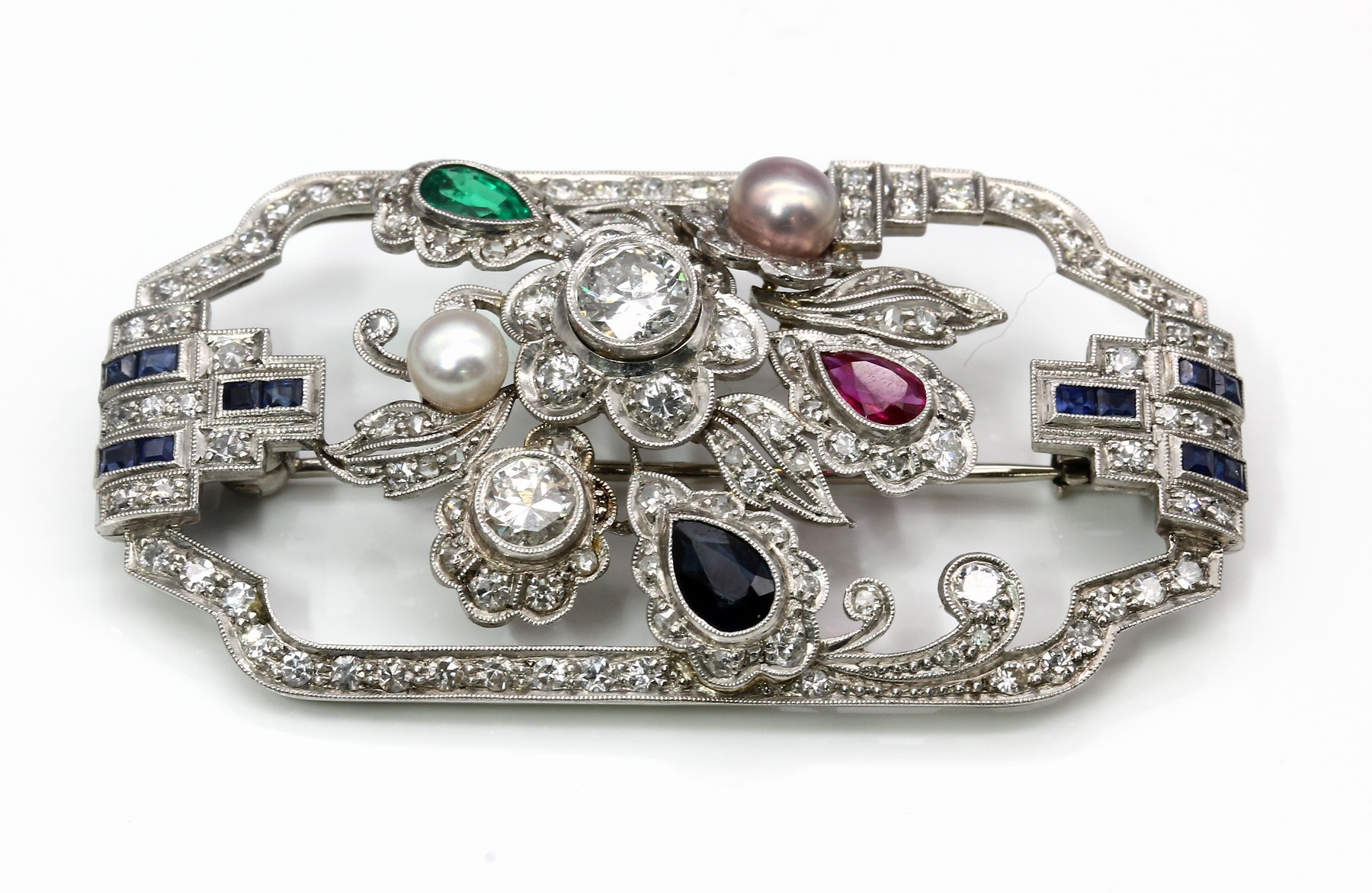 Detail e: Platin Art-Deco-Brosche, um 1925/30, abstrakt floraler Aufbau, symm. Rahmen, 12 Saphir-Carrees und 1 Saphir-Tropfen zus. ca. 0.31 ct, 1 ...