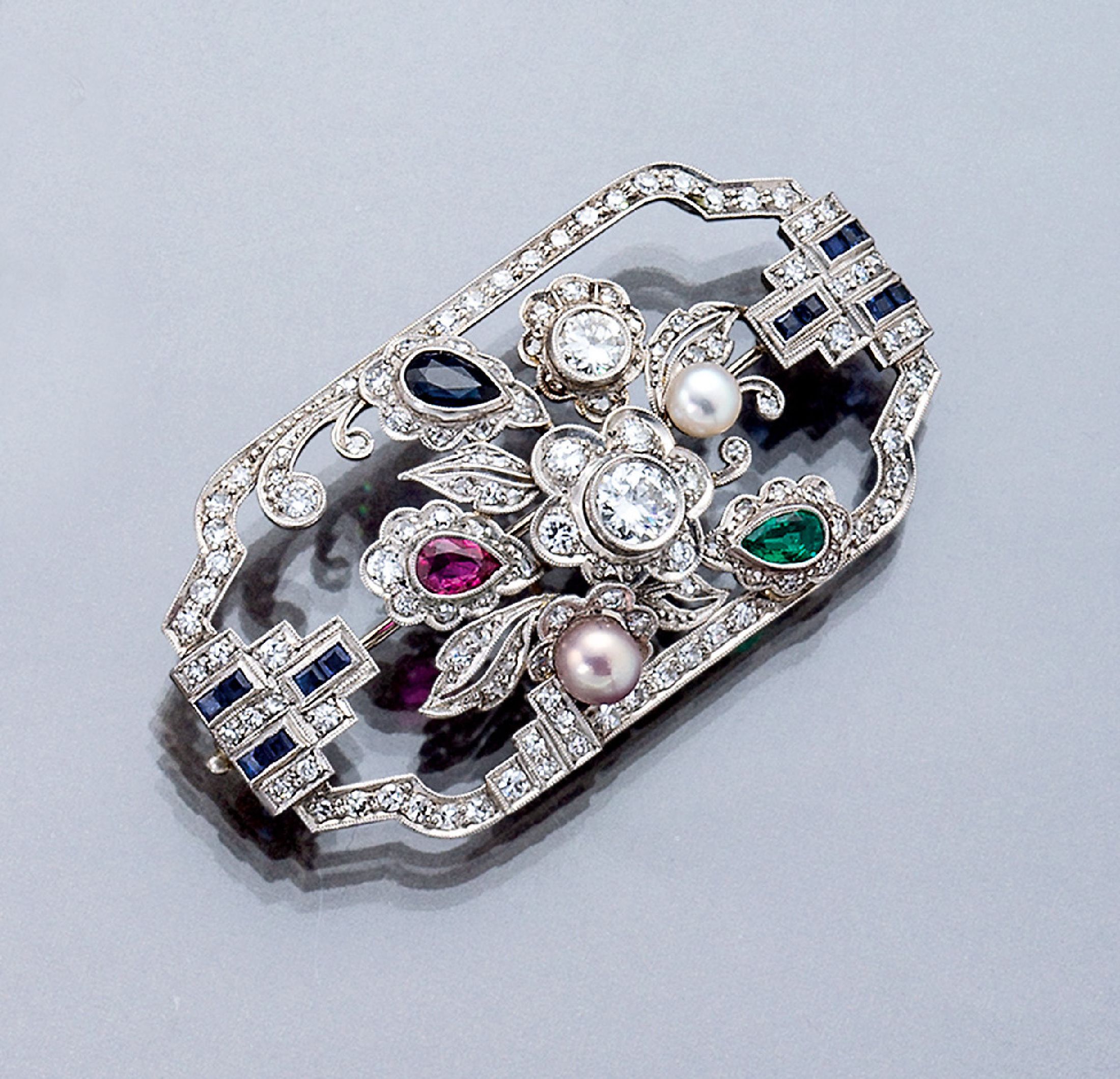 Detail f: Platin Art-Deco-Brosche, um 1925/30, abstrakt floraler Aufbau, symm. Rahmen, 12 Saphir-Carrees und 1 Saphir-Tropfen zus. ca. 0.31 ct, 1 ...