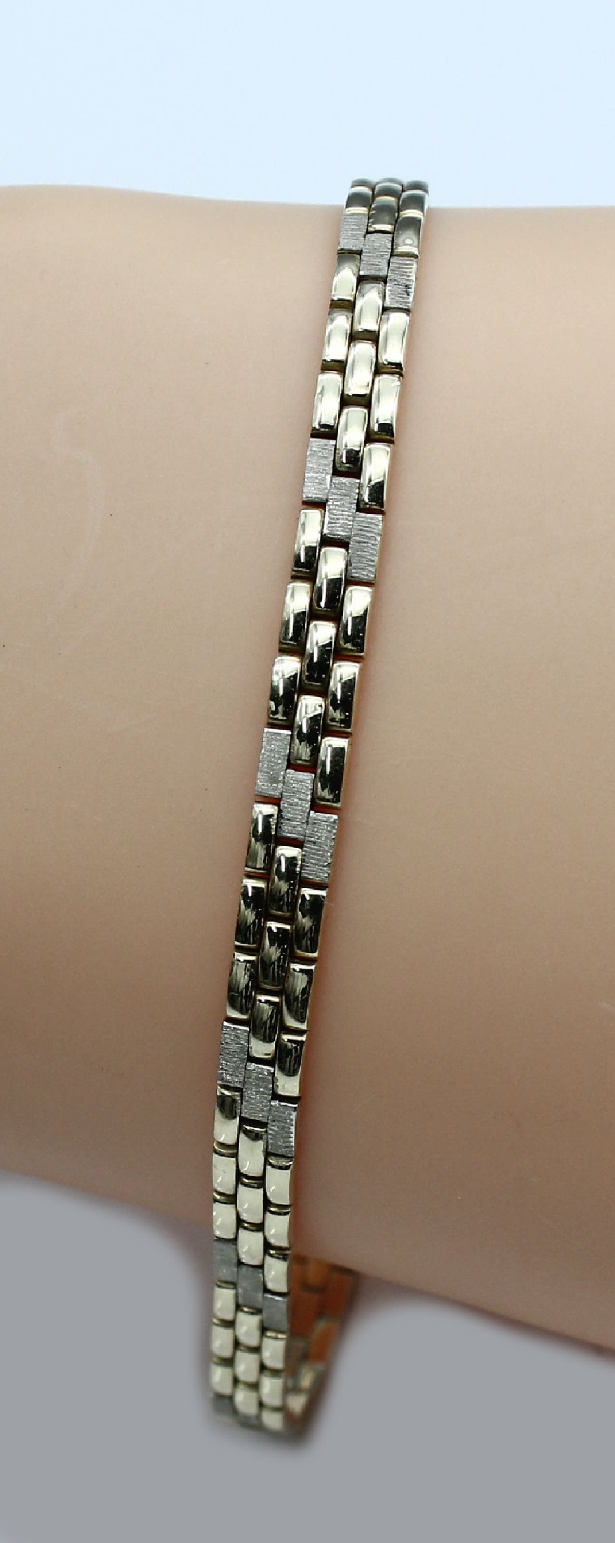 14 kt Gold Armband, GG/WG 585/000, Backsteinoptik, teilw. mattiert, L. ca. 20 cm,ca. 12.7 g, Kastenschloß mit Sicherheitsacht
