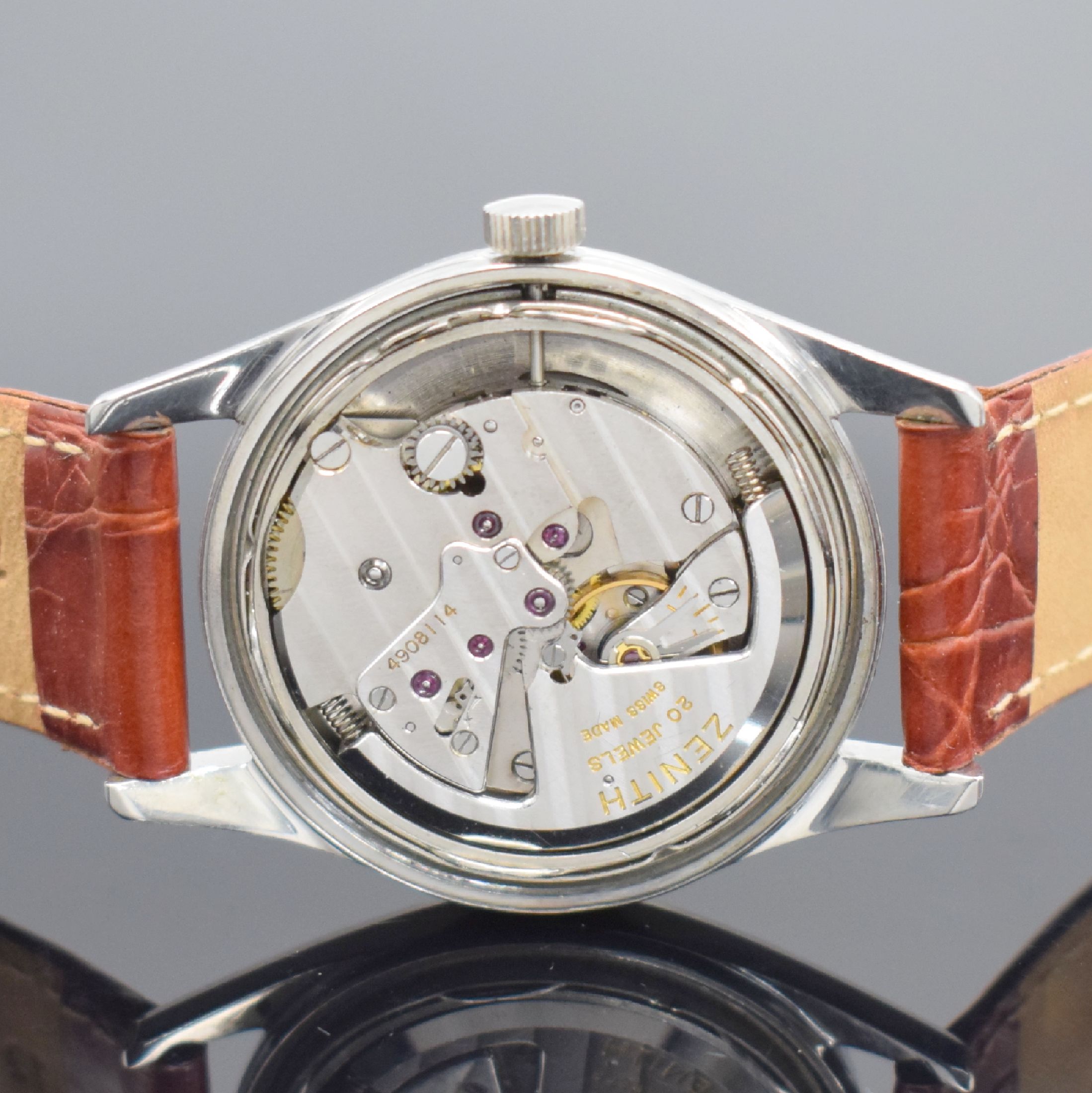 Detail d: ZENITH Kaliber 71 seltene Herrenarmbanduhr in Stahl, Schweiz um 1960, Hammerautomatik, verschr. Geh., silb. Zifferbl. m. aufges. silb. Indices, Datum ...