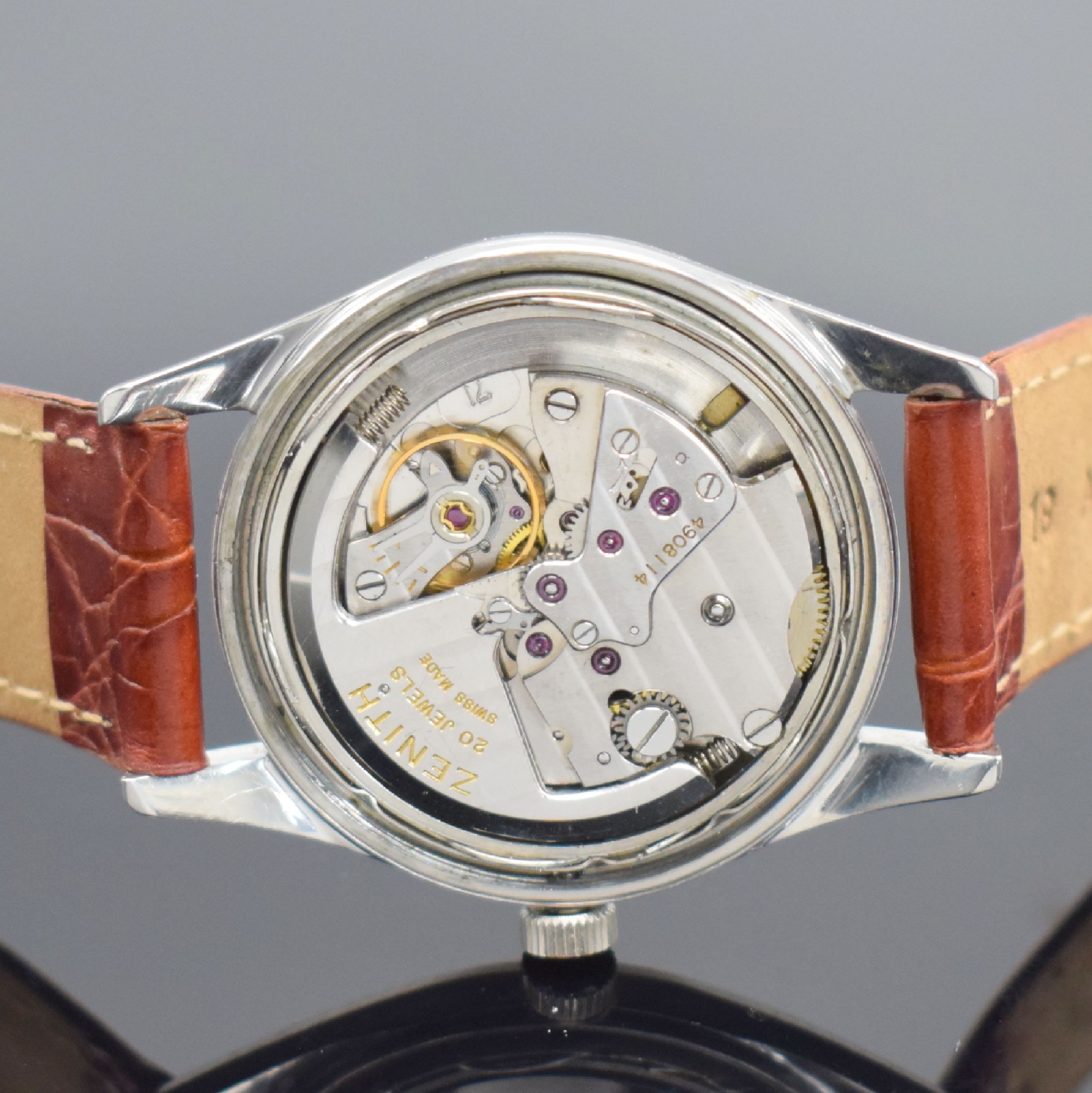 Detail e: ZENITH Kaliber 71 seltene Herrenarmbanduhr in Stahl, Schweiz um 1960, Hammerautomatik, verschr. Geh., silb. Zifferbl. m. aufges. silb. Indices, Datum ...