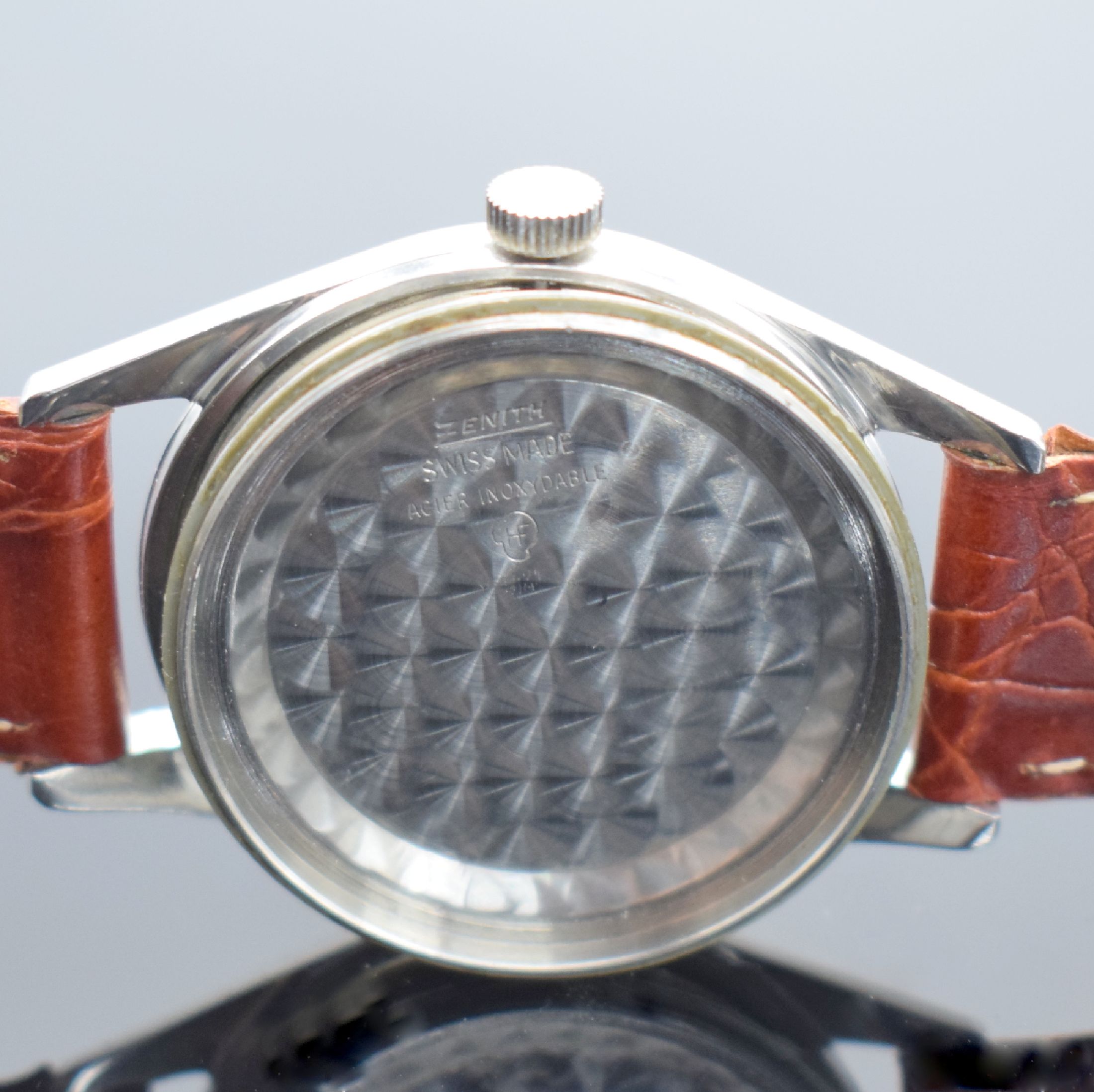 Detail f: ZENITH Kaliber 71 seltene Herrenarmbanduhr in Stahl, Schweiz um 1960, Hammerautomatik, verschr. Geh., silb. Zifferbl. m. aufges. silb. Indices, Datum ...