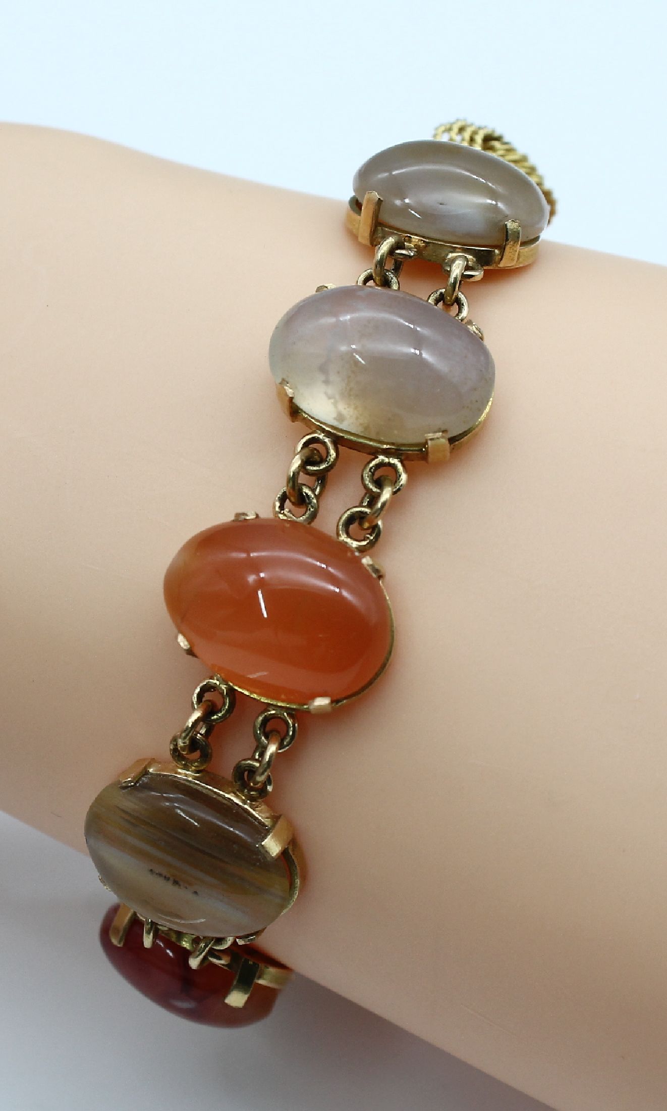 14 kt Gold Farbstein-Armband, GG 750/000, ineinander verschlungene Glieder, Mittelteil mit 5 Quarz-Cabochons in versch. Farben, L. ca. 19.5 cm, ca. ...