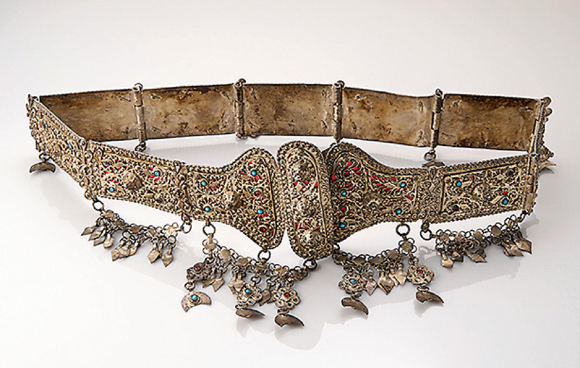Hochzeitsgürtel, Silber gepr., wohl Kaukasus um 1880-90, prunkvoll, durchbrochen gearbeitet mit roter Folierung, mit bewegl. Abhängungen, rote ...
