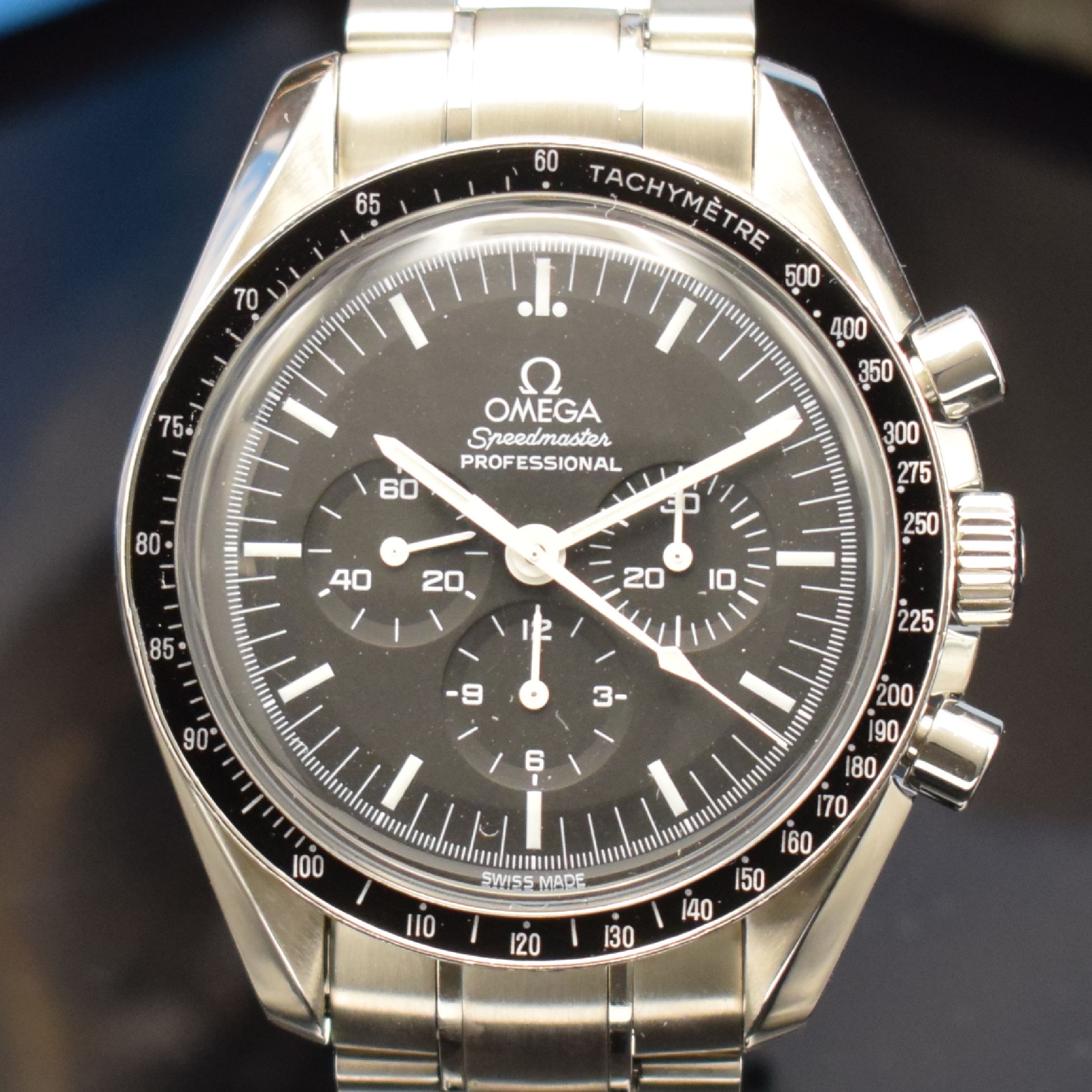 Detail b: OMEGA Speedmaster Professional Moonwatch Referenz 145.0022, Handaufzug, Chronograph in Edelstahl inkl. orig. Gliederband m. Faltschl., Boden ...