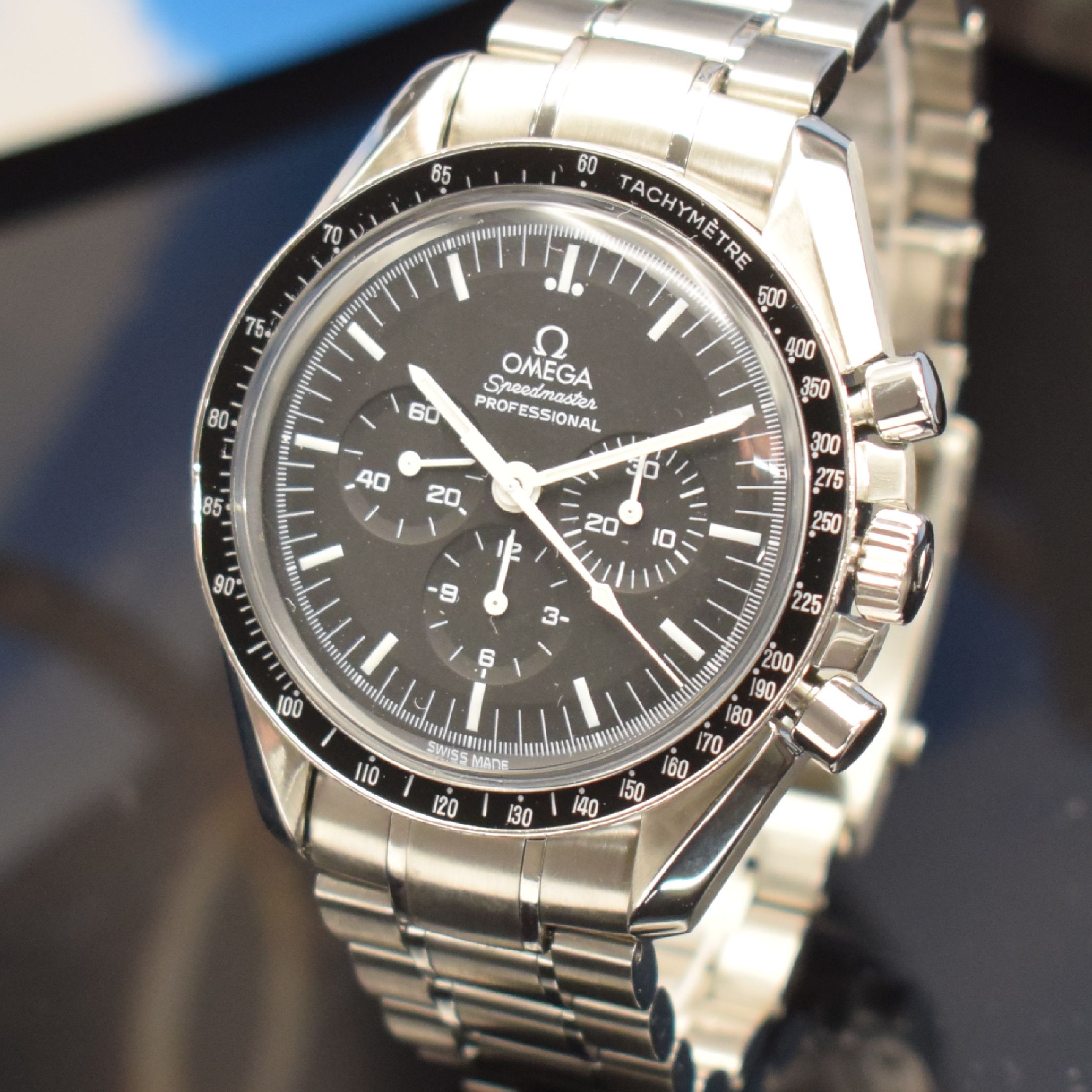 Detail d: OMEGA Speedmaster Professional Moonwatch Referenz 145.0022, Handaufzug, Chronograph in Edelstahl inkl. orig. Gliederband m. Faltschl., Boden ...