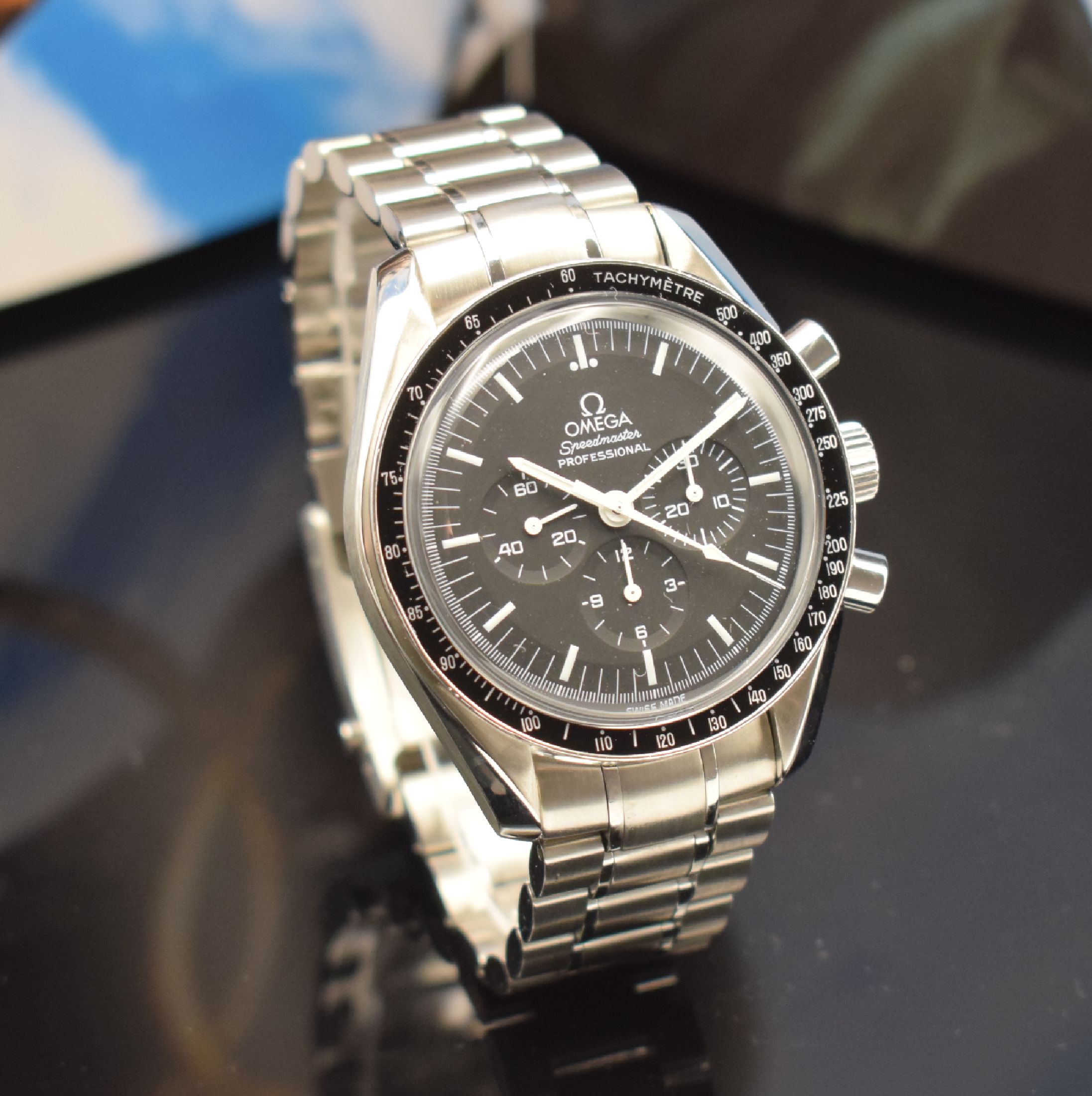 Detail e: OMEGA Speedmaster Professional Moonwatch Referenz 145.0022, Handaufzug, Chronograph in Edelstahl inkl. orig. Gliederband m. Faltschl., Boden ...