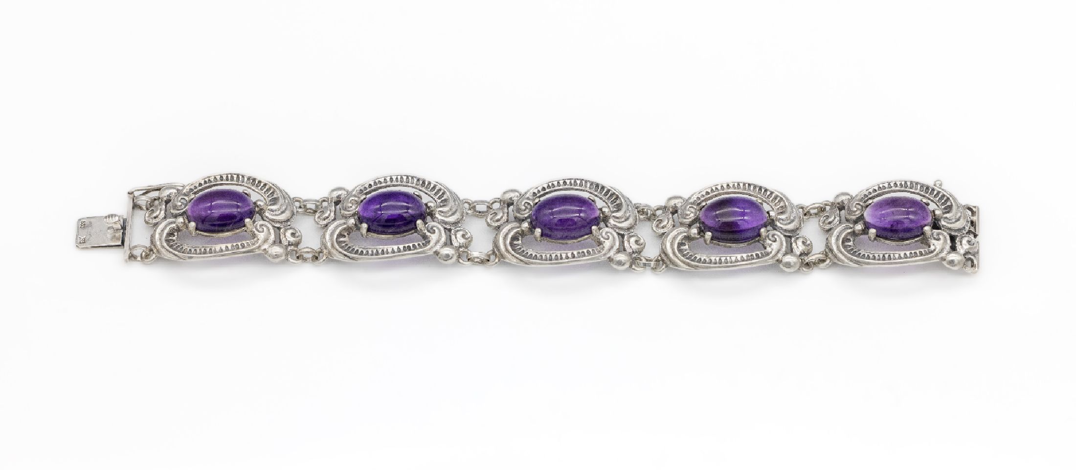 Amethyst-Armband, 835er Silber, 1930er Jahre, 5 Glieder mit Rocaillen und Amethyst -Cabochons, L. ca. 18.5 cm, Kastenschloß mit Sicherheitsacht, ...