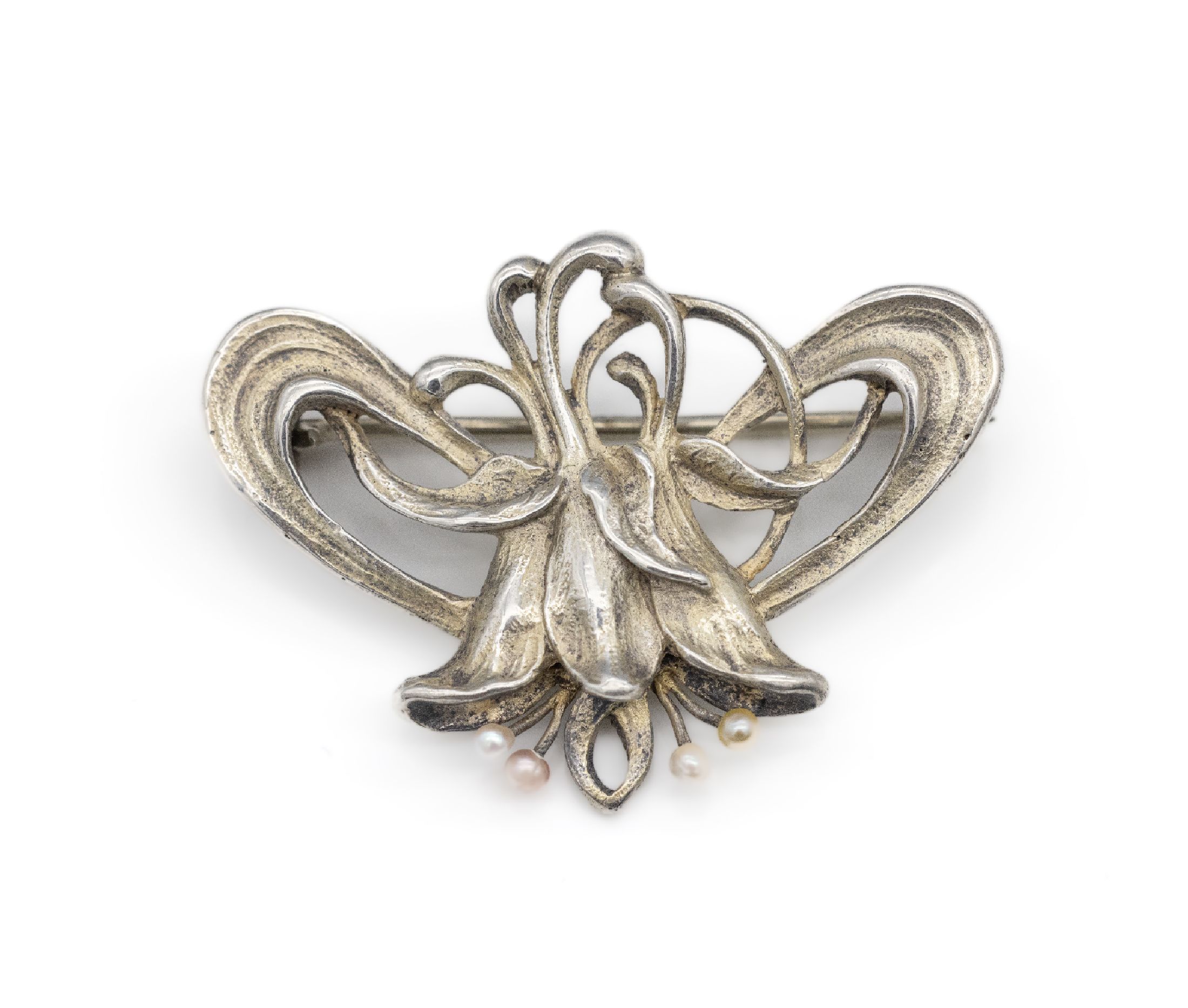 Jugendstil Brosche, Silber gepr., um 1900, feine florale Arbeit, mit kl. Perlchen, ca. 3.8 x 2.7 cm, bez. mit A Bucher