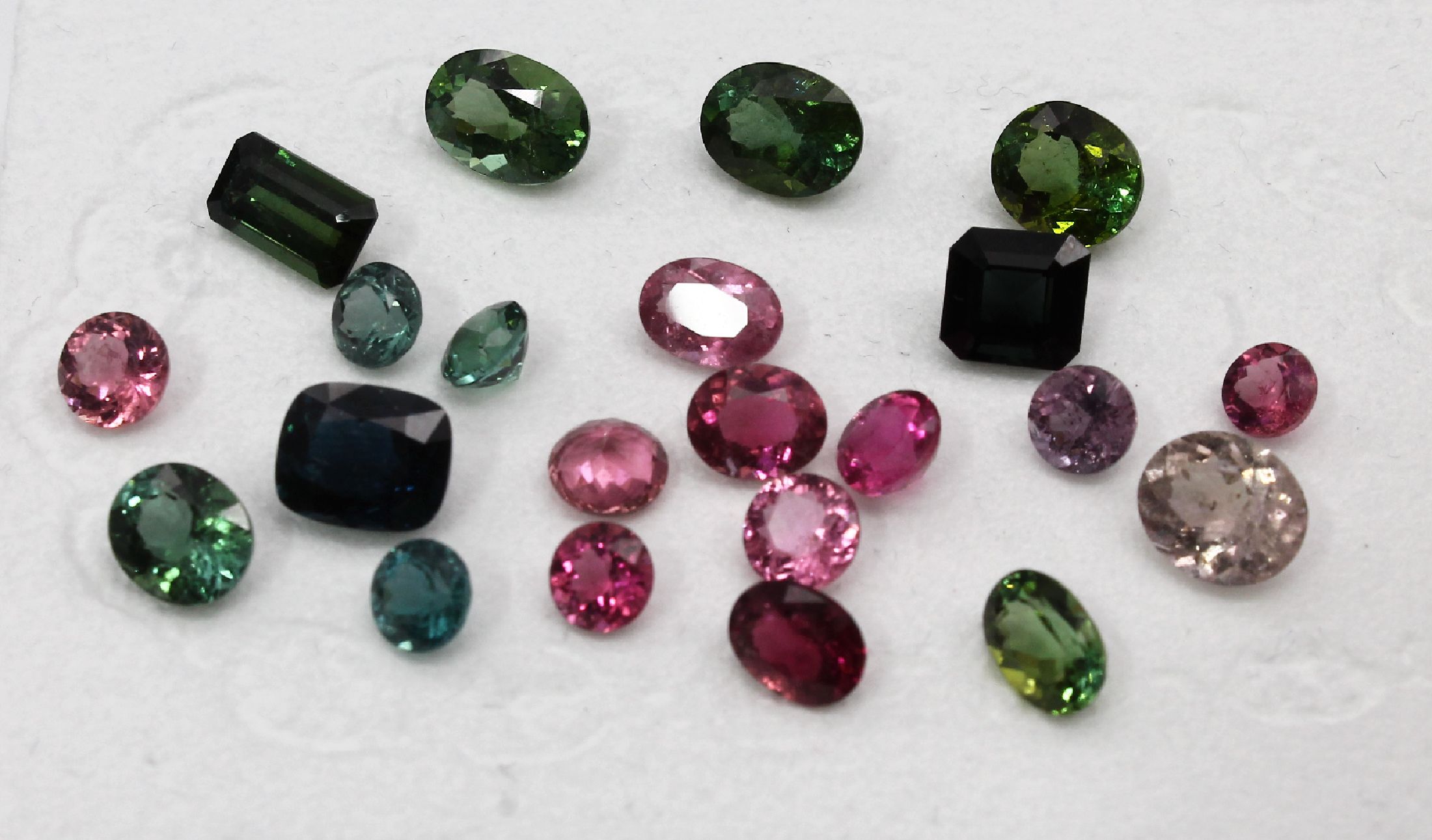 Lot 22 lose facett. Turmaline, zus. 20.58 ct, in versch. Schliffformen und Farben