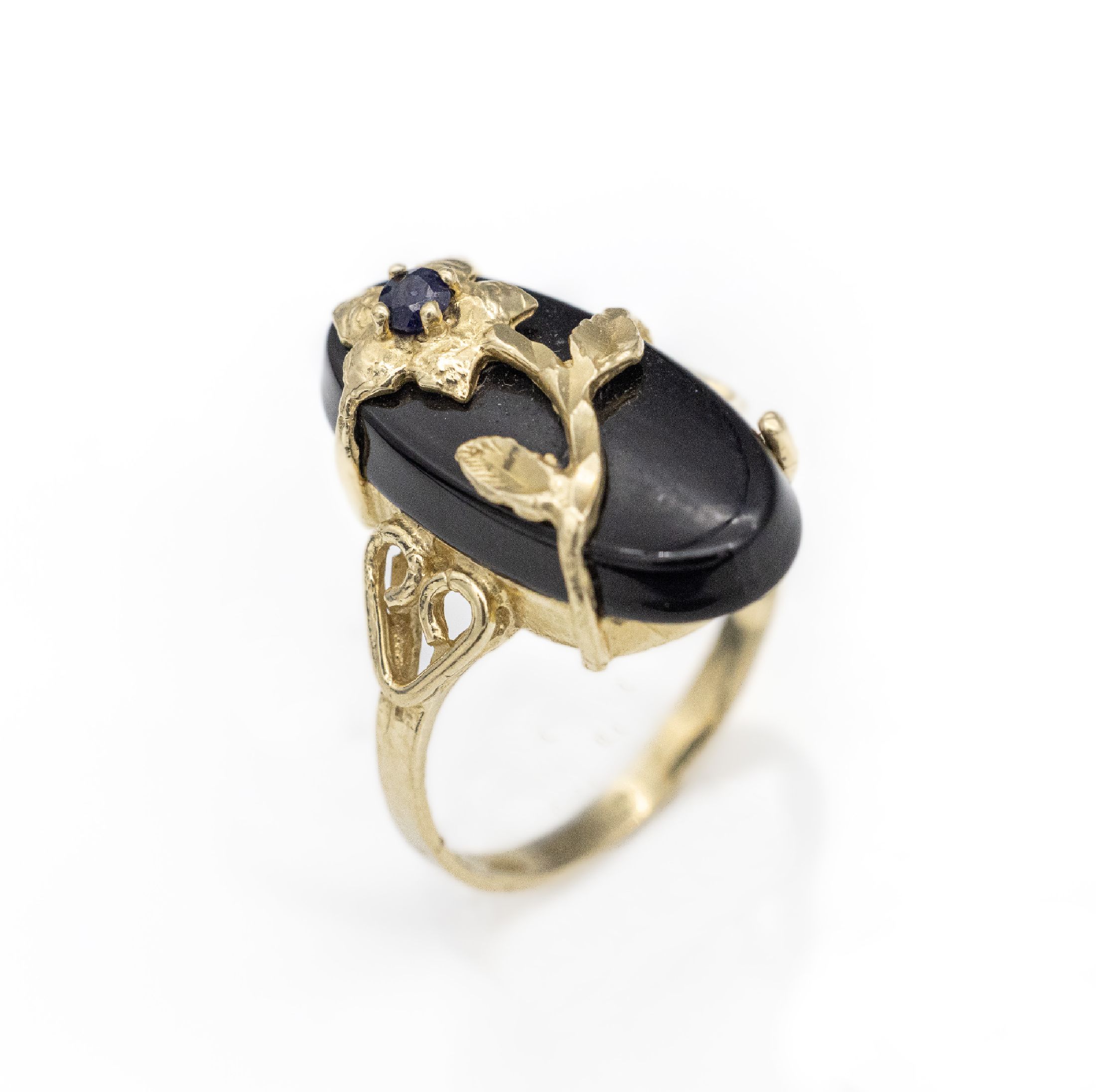 14 kt Gold Onyx-Ring mit aufgelegter Blüte, GG 585/000,, polierte Onyxplatte, Blütenstempel aus facett. Onyx, total ca. 3.9 g, RW 54