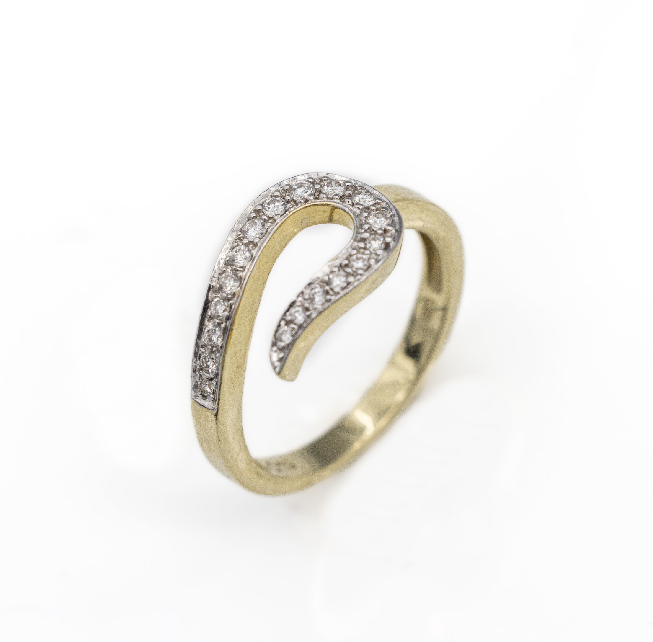 14 kt Gold Brillant-Ring, GG 585/000, 18 Brillanten in rhod. Fassung zus. ca. 0.19 ct (grav.) Weiß/si-p, RW 56, ca. 3.6 g