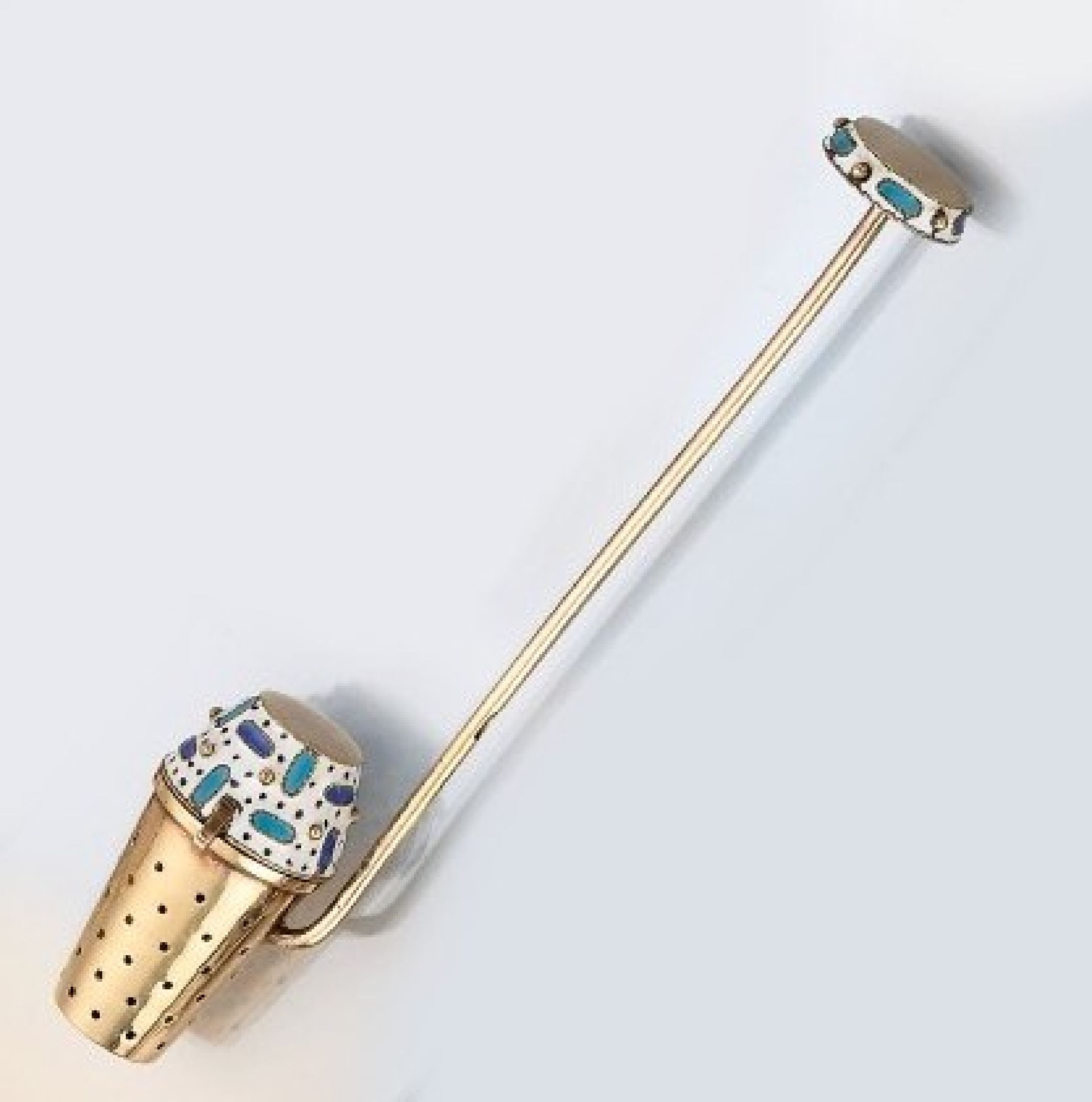 Teesieb mit Email, 916er Silber verg., Russland 1950/60er Jahre, Email-Cloisonne in Türkis, Weiß und Blau, L. ca. 11 cm, Meistermarke unged.