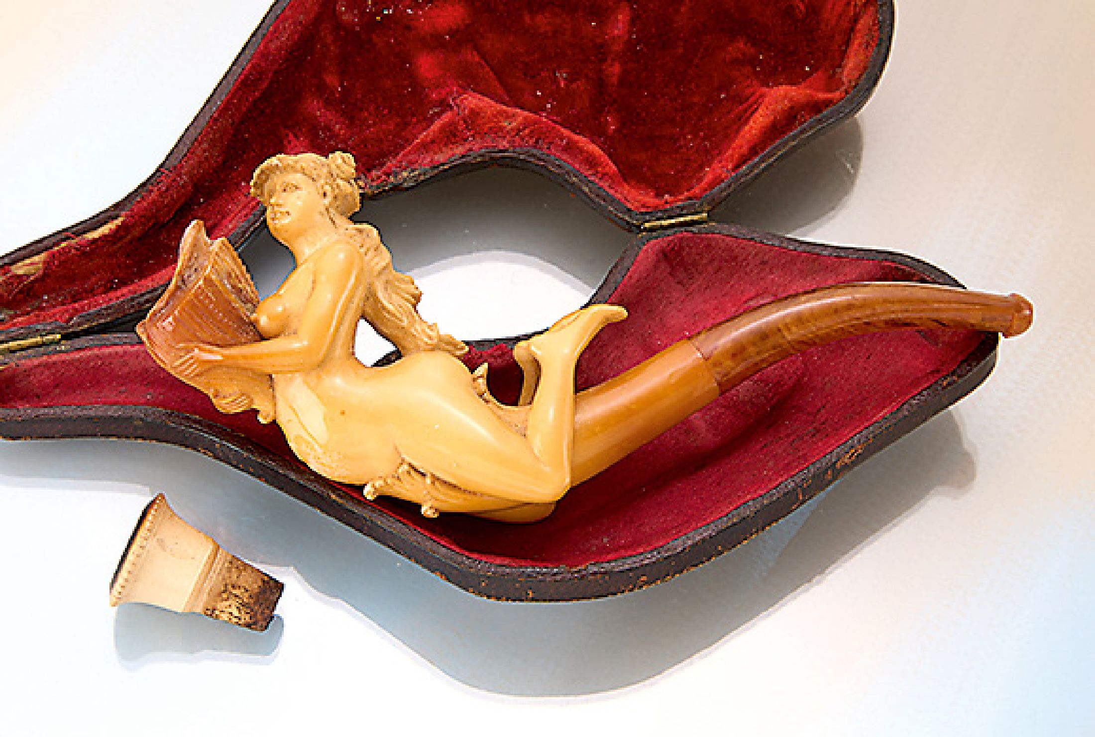 Meerschaumpfeife mit Bernsteinmundstück, um1860-80, Darstellung einer nackten liegenden Frau mit wehendem Haar, vollplastisch, feine Ausführung, ...
