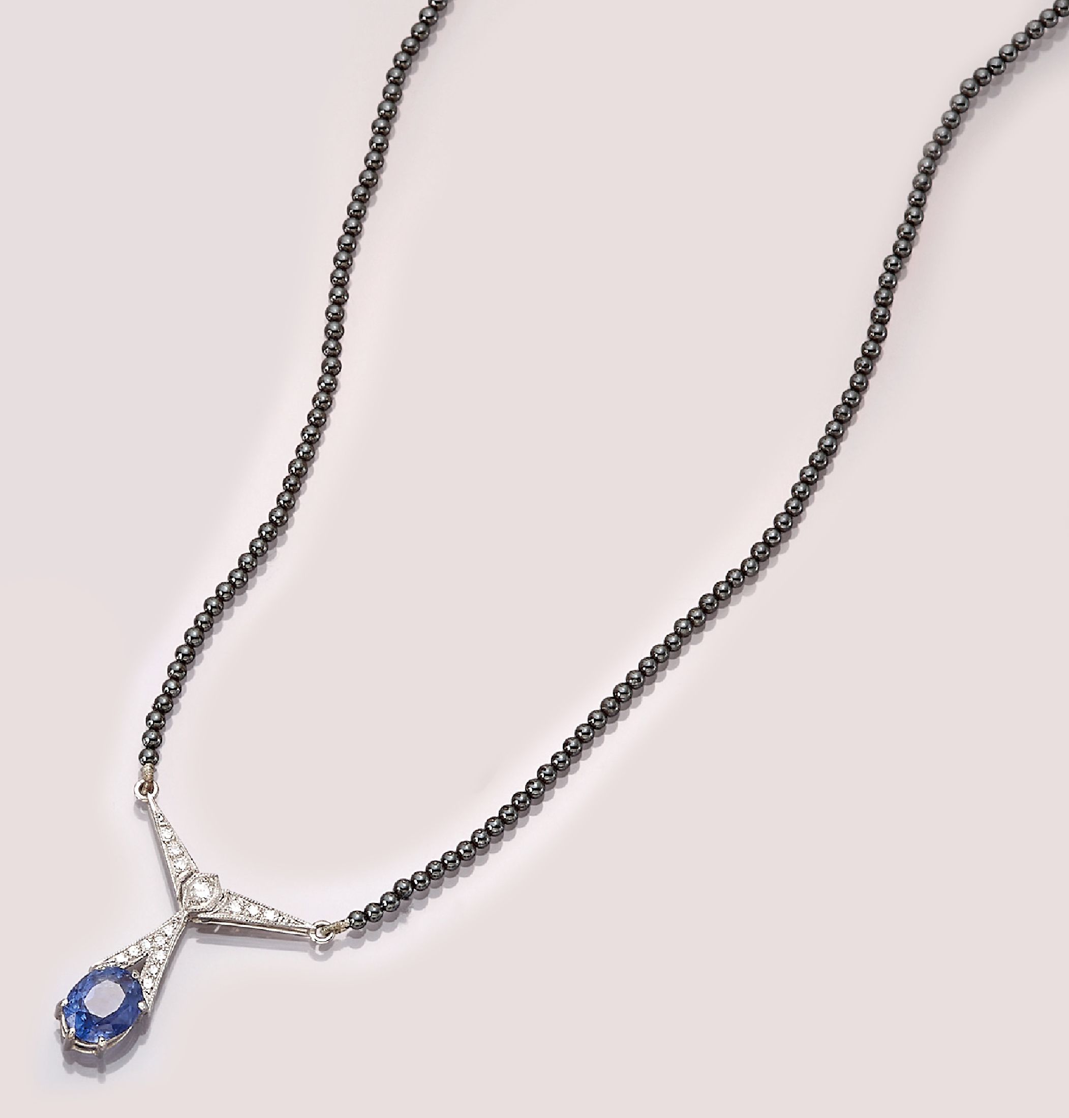18 kt Gold Saphir-Brillant-Collier, Hämatitkugelkette, WG 750/000, ovalfacett. Saphir ca. 2.80 ct, 15 Brillanten zus. ca. 0.18 ct feines ...