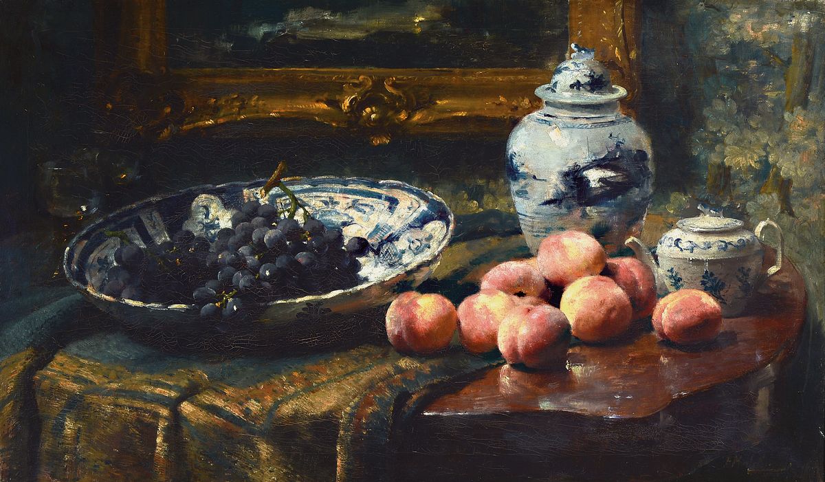 E. Merkel (o.ä.), Künstler um 1900, Interieur-Stillleben, Pfirsiche und Trauben in und um chinesische Keramikgefäße mit Blaumalerei, auf ...