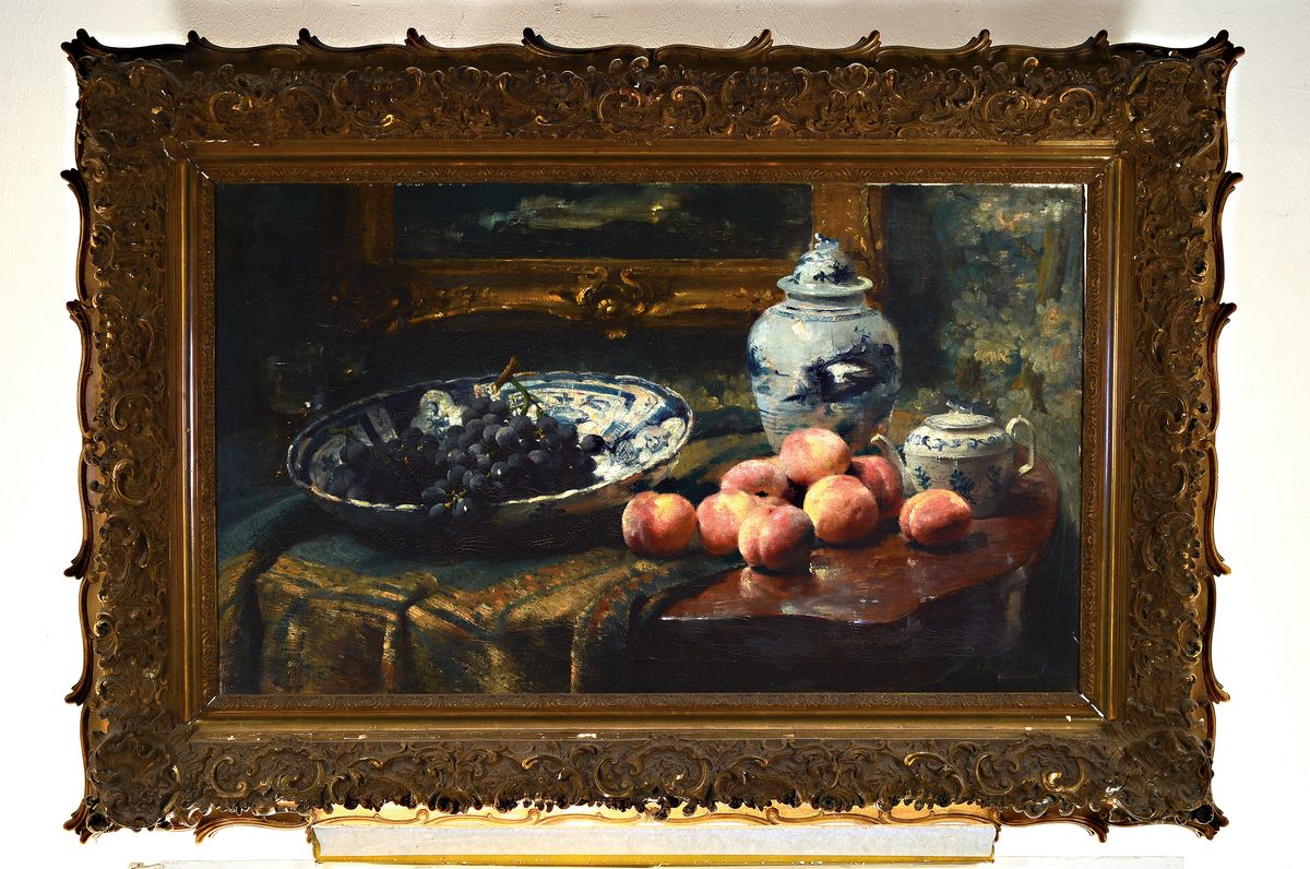 Detail k: E. Merkel (o.ä.), Künstler um 1900, Interieur-Stillleben, Pfirsiche und Trauben in und um chinesische Keramikgefäße mit Blaumalerei, auf ...