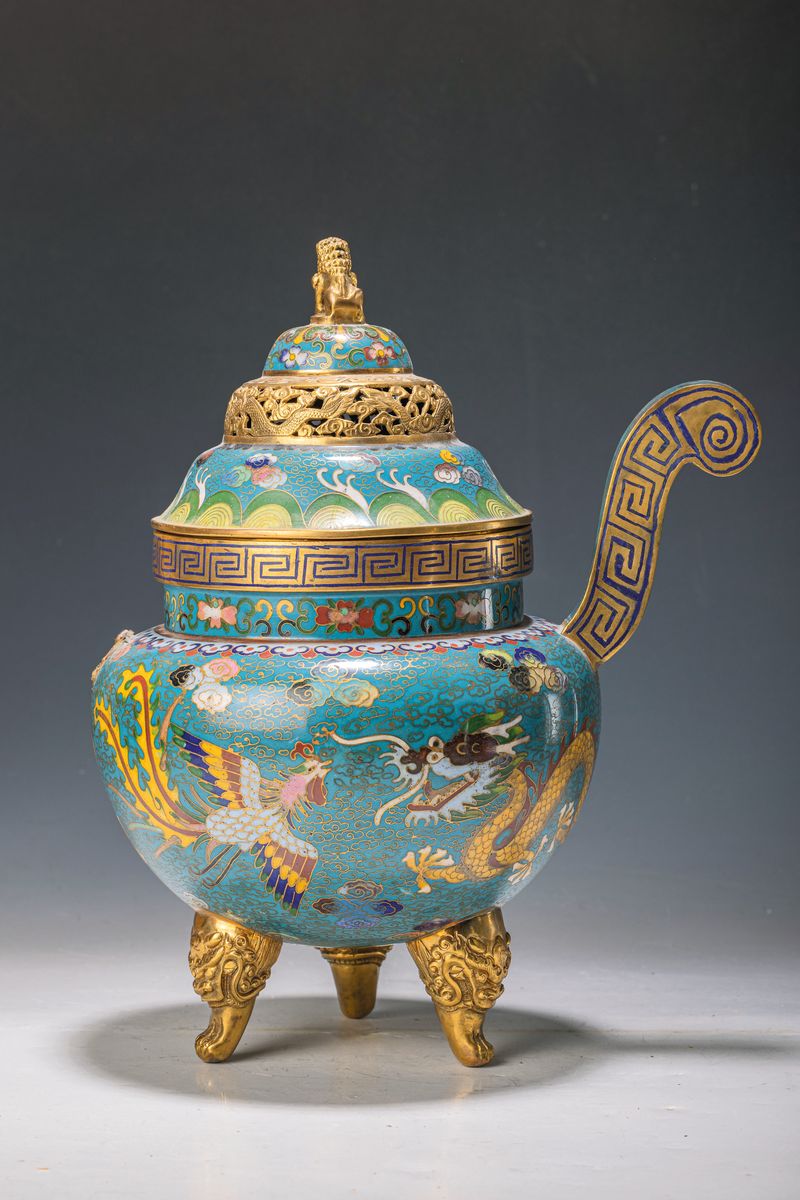 Cloisonne-Räuchergefäß, nach Chien-Lung -Vorbild, China, Mitte 20.Jh., türkisgrundiges Cloisonné, polychromer Dekor mit fenghuang und Drachen, ...