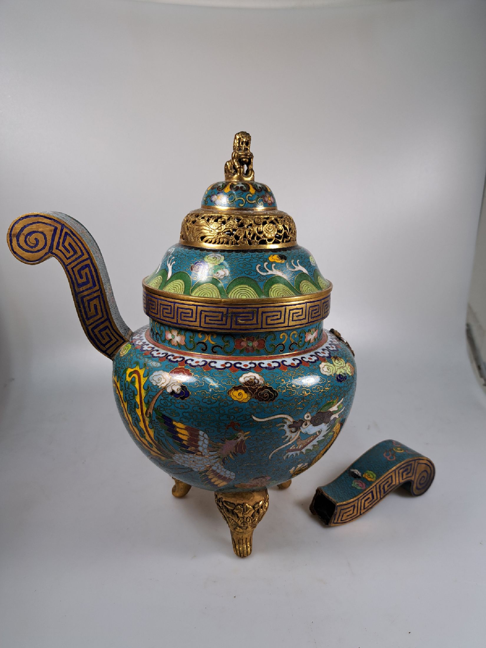 Detail a: Cloisonne-Räuchergefäß, nach Chien-Lung -Vorbild, China, Mitte 20.Jh., türkisgrundiges Cloisonné, polychromer Dekor mit fenghuang und Drachen, ...