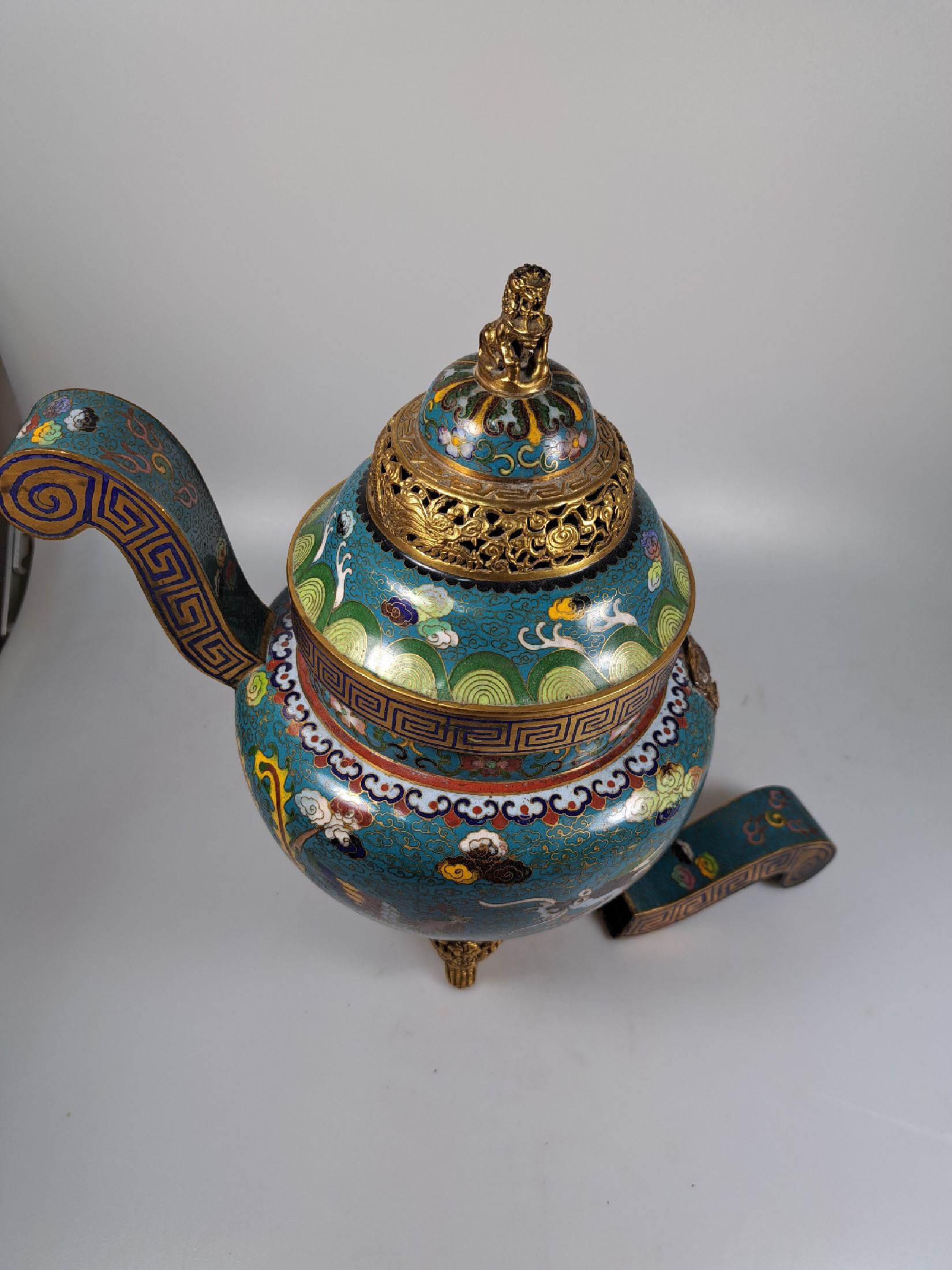 Detail b: Cloisonne-Räuchergefäß, nach Chien-Lung -Vorbild, China, Mitte 20.Jh., türkisgrundiges Cloisonné, polychromer Dekor mit fenghuang und Drachen, ...