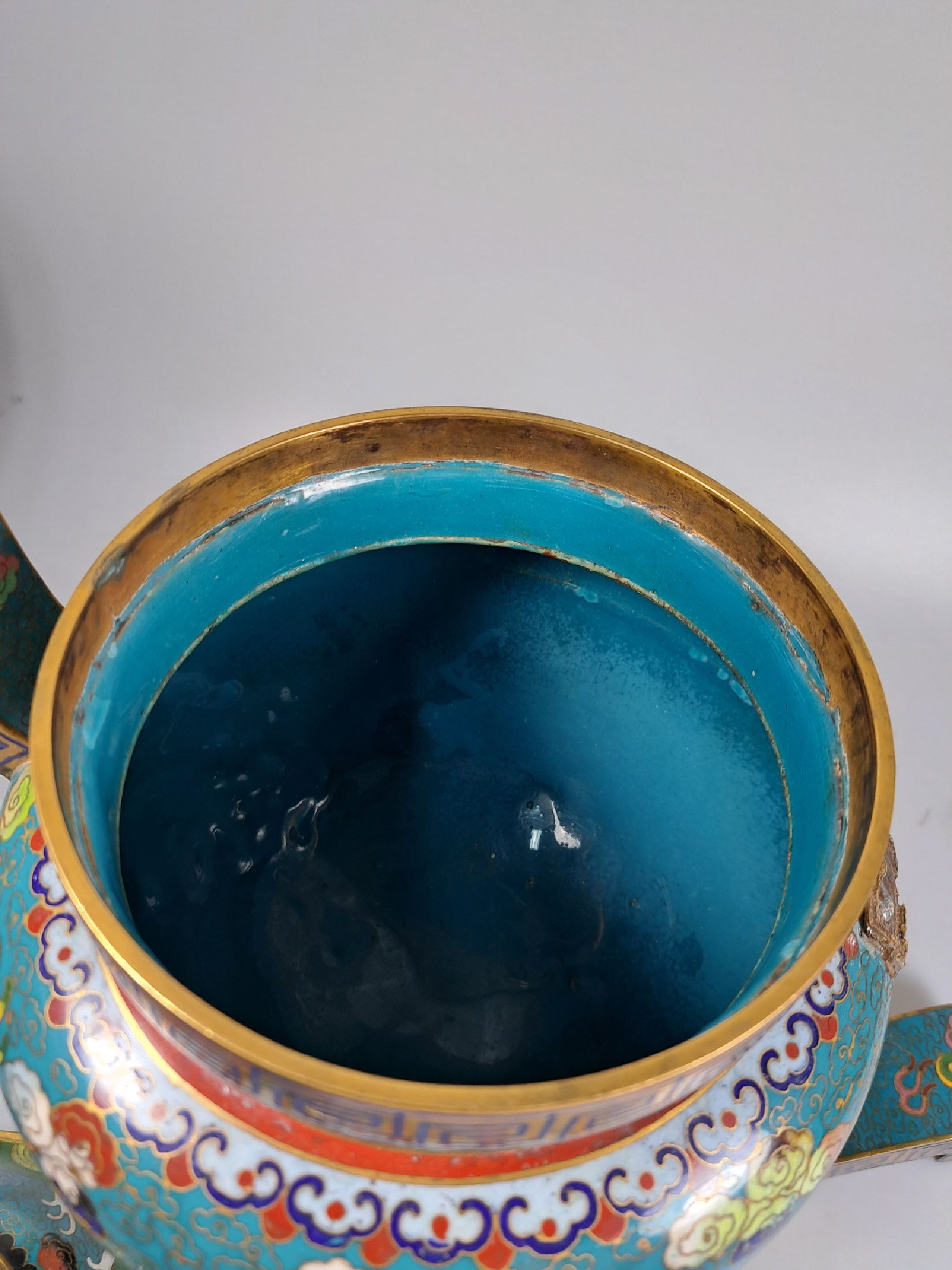 Detail c: Cloisonne-Räuchergefäß, nach Chien-Lung -Vorbild, China, Mitte 20.Jh., türkisgrundiges Cloisonné, polychromer Dekor mit fenghuang und Drachen, ...