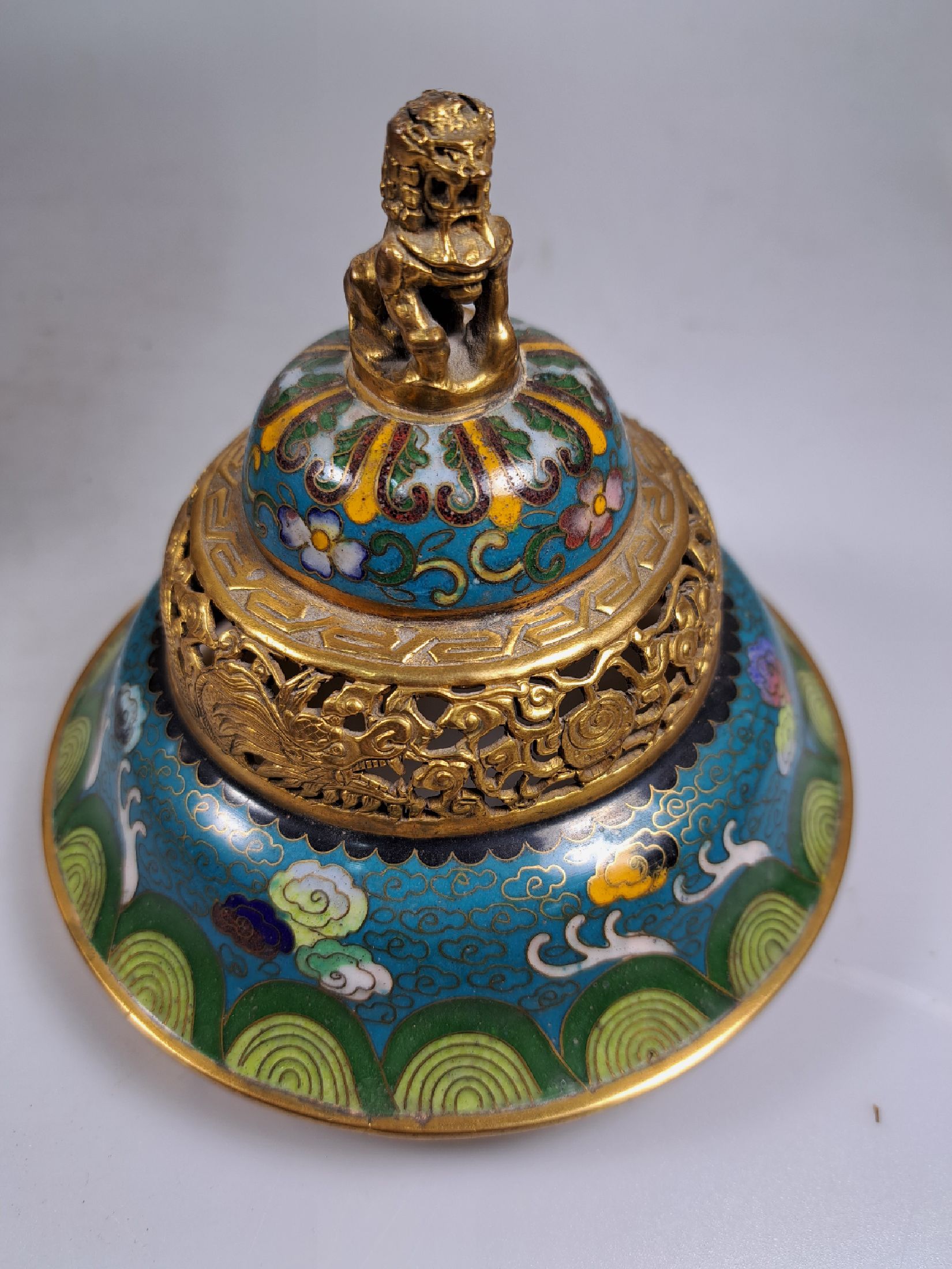 Detail d: Cloisonne-Räuchergefäß, nach Chien-Lung -Vorbild, China, Mitte 20.Jh., türkisgrundiges Cloisonné, polychromer Dekor mit fenghuang und Drachen, ...