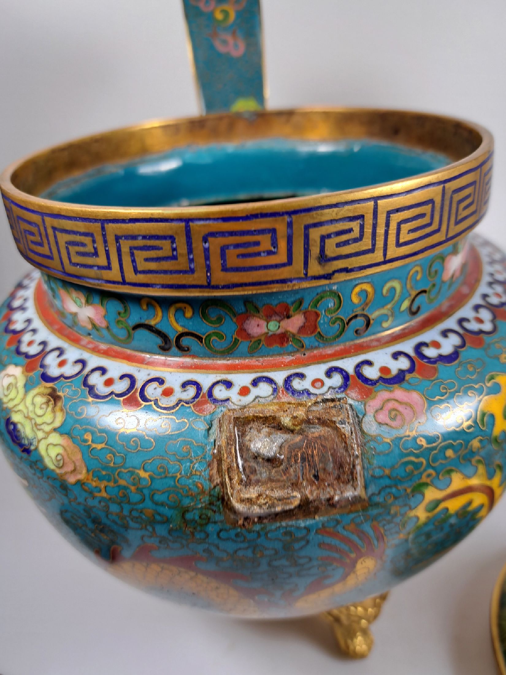 Detail e: Cloisonne-Räuchergefäß, nach Chien-Lung -Vorbild, China, Mitte 20.Jh., türkisgrundiges Cloisonné, polychromer Dekor mit fenghuang und Drachen, ...
