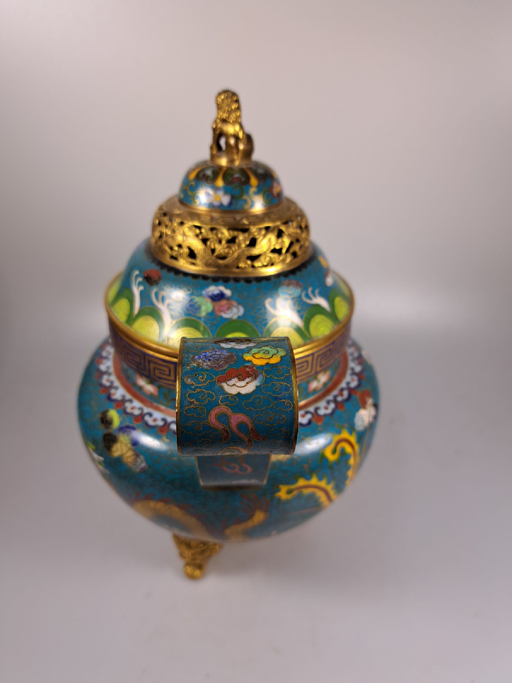 Detail g: Cloisonne-Räuchergefäß, nach Chien-Lung -Vorbild, China, Mitte 20.Jh., türkisgrundiges Cloisonné, polychromer Dekor mit fenghuang und Drachen, ...