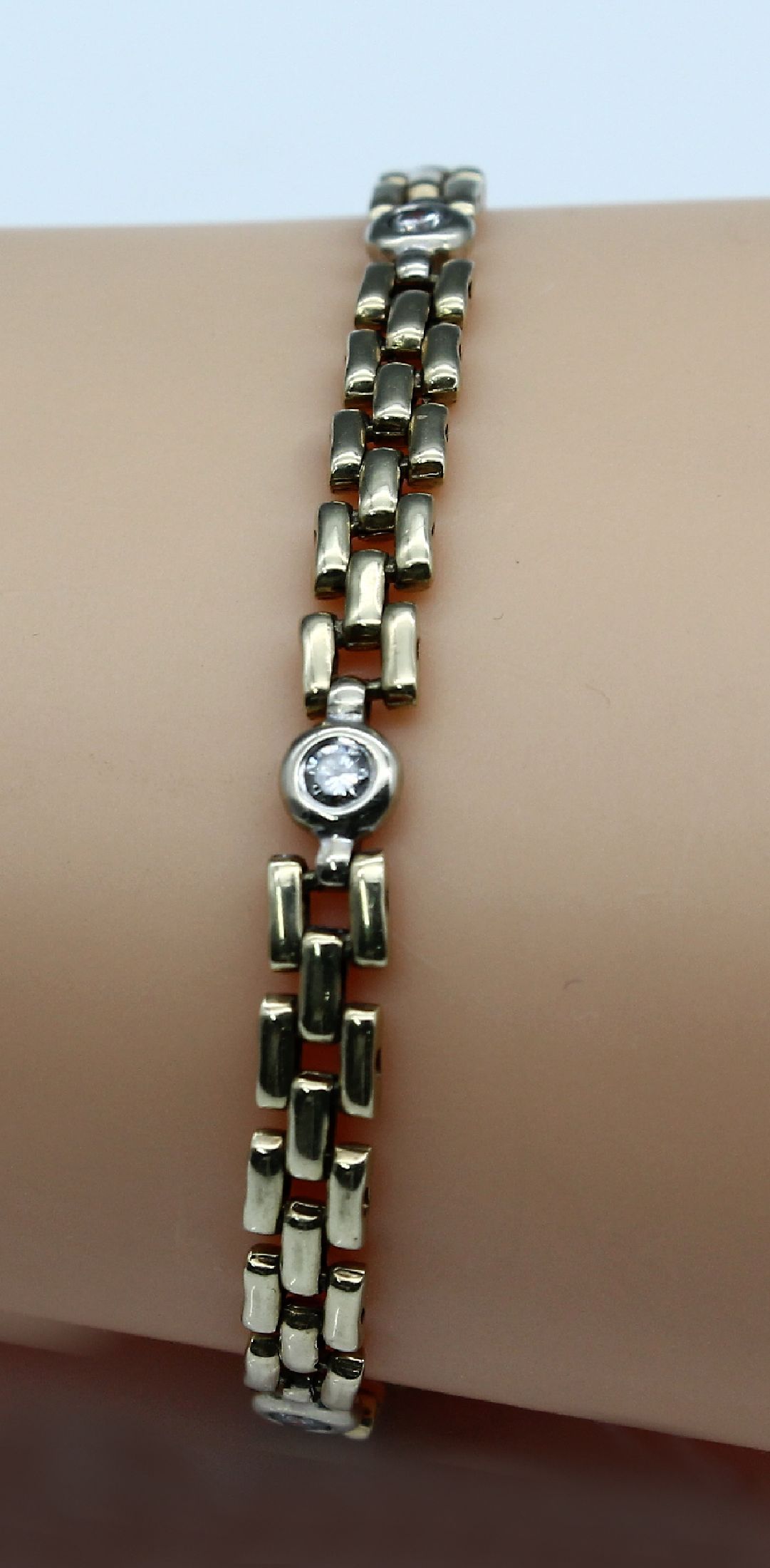 14 kt Gold Brillant-Armband, GG 585/000, Backsteinoptik, 5 Brillanten zus. ca. 0.50 ct Weiß/si, L. ca. 18 cm, Kastenschloß mit 2 Sicherheitsachten