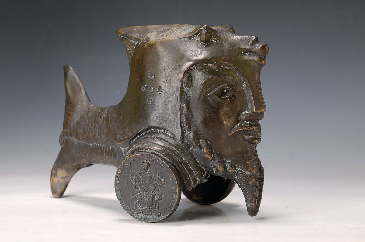 Gernot Rumpf, geb. 1941, Fischvater, Bronzeskulptur, signiert und num. 21/25, am Kopf patinierung berieben, ca. 23 x 30 cm