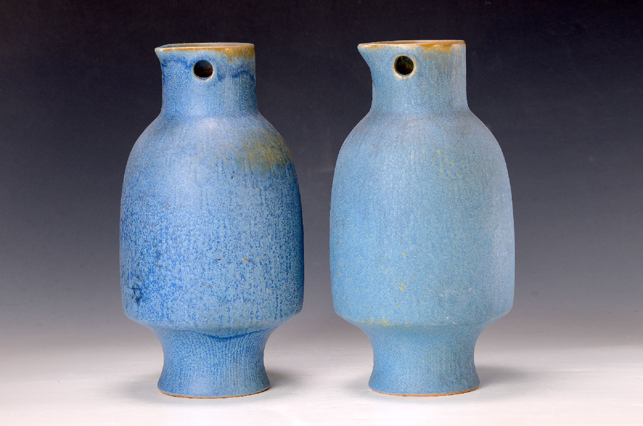 Eva Fritz-Lindner, 1933-2017, zwei Eulenvasen, Majolika, mit Laufglasur und zartem Federdekor auf der Wandung, am Boden bez. Bosch, H. ca. 30 cm