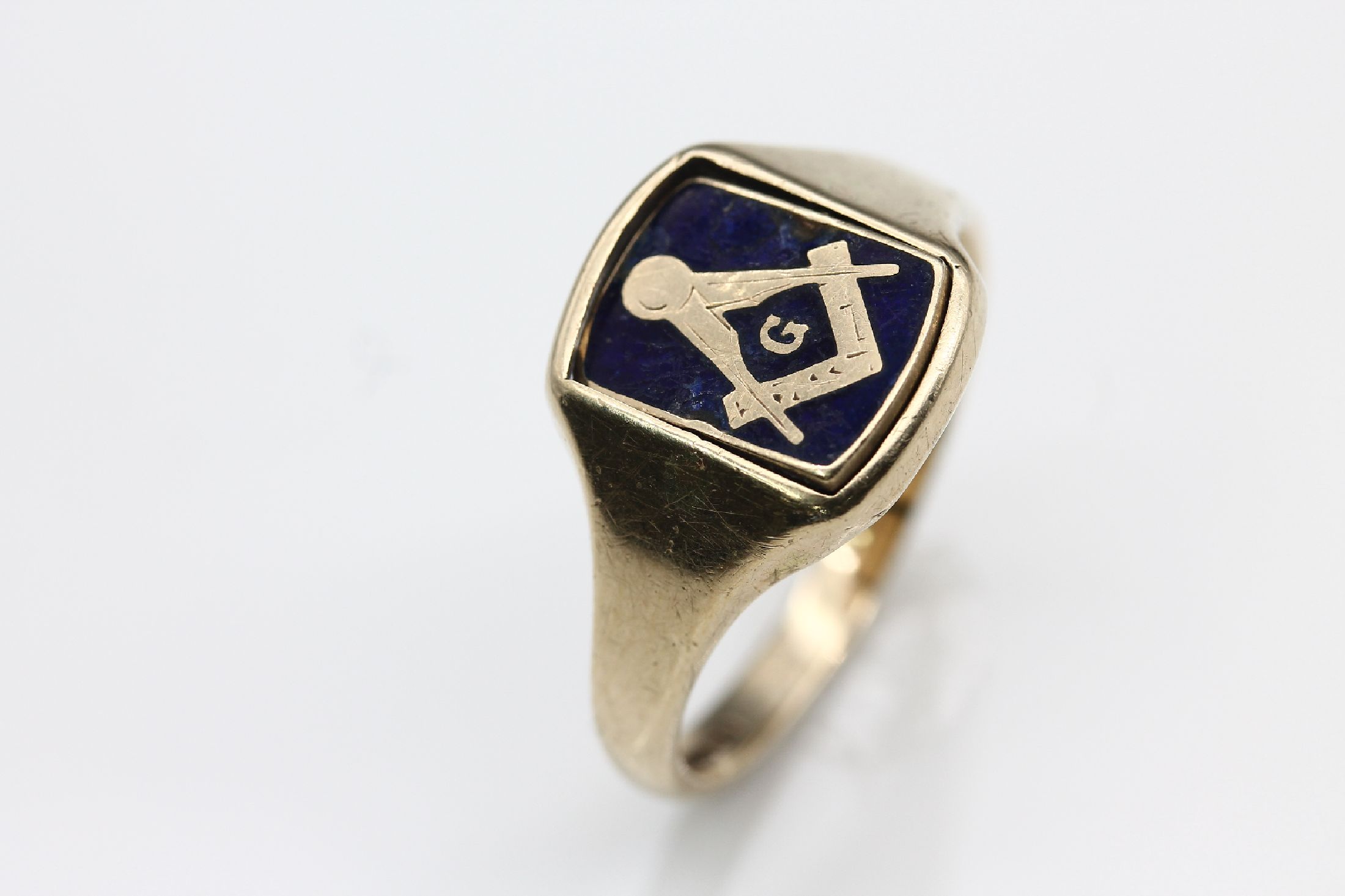 Detail a: 9 kt Gold Freimaurer-Ring, GG 375/000, England Birmingham 1980, sogn. Wendering, Ringkopf drehbar, 1 Seite mit Zirkel und Winkel mit Buchstaben G, ...