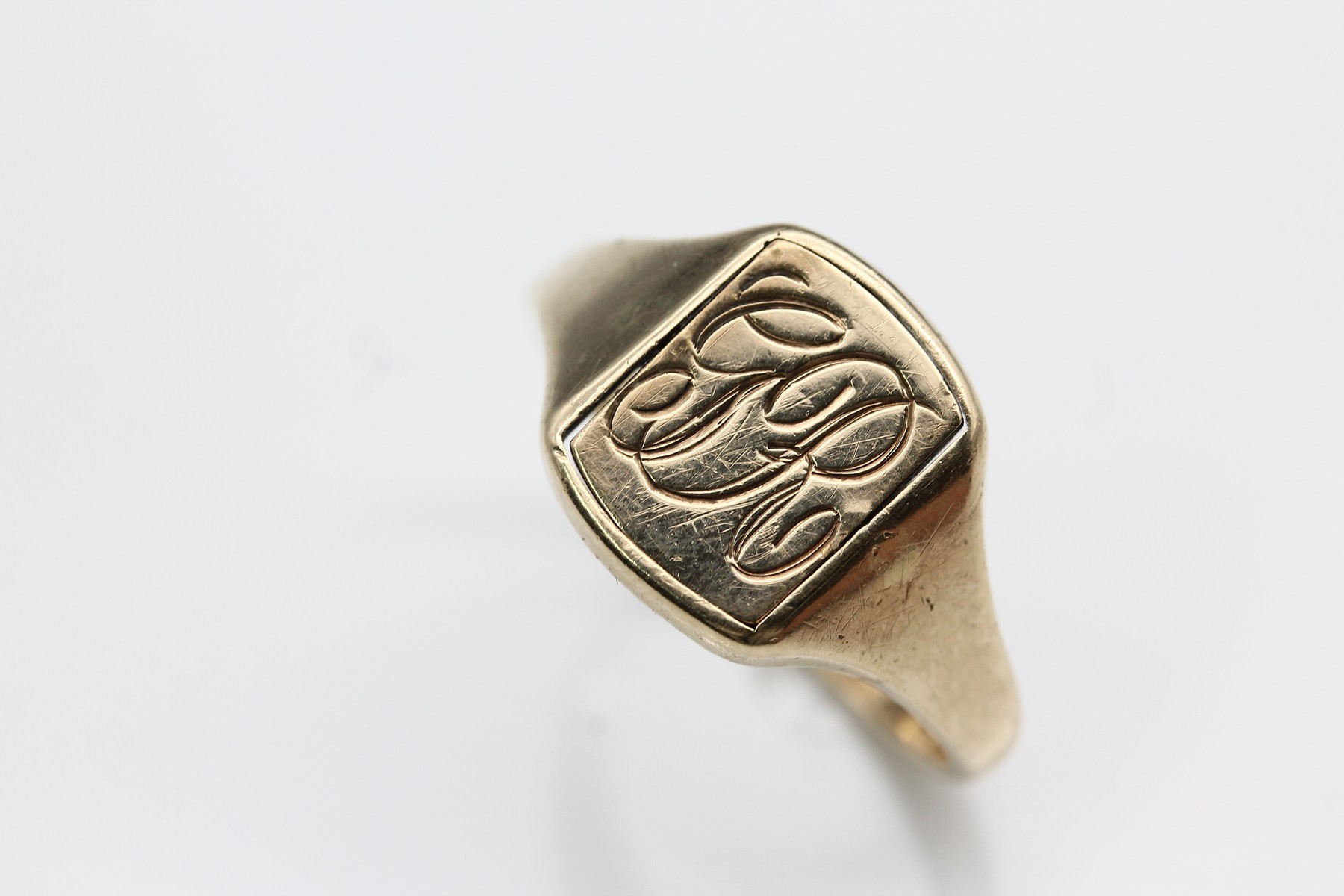 Detail b: 9 kt Gold Freimaurer-Ring, GG 375/000, England Birmingham 1980, sogn. Wendering, Ringkopf drehbar, 1 Seite mit Zirkel und Winkel mit Buchstaben G, ...