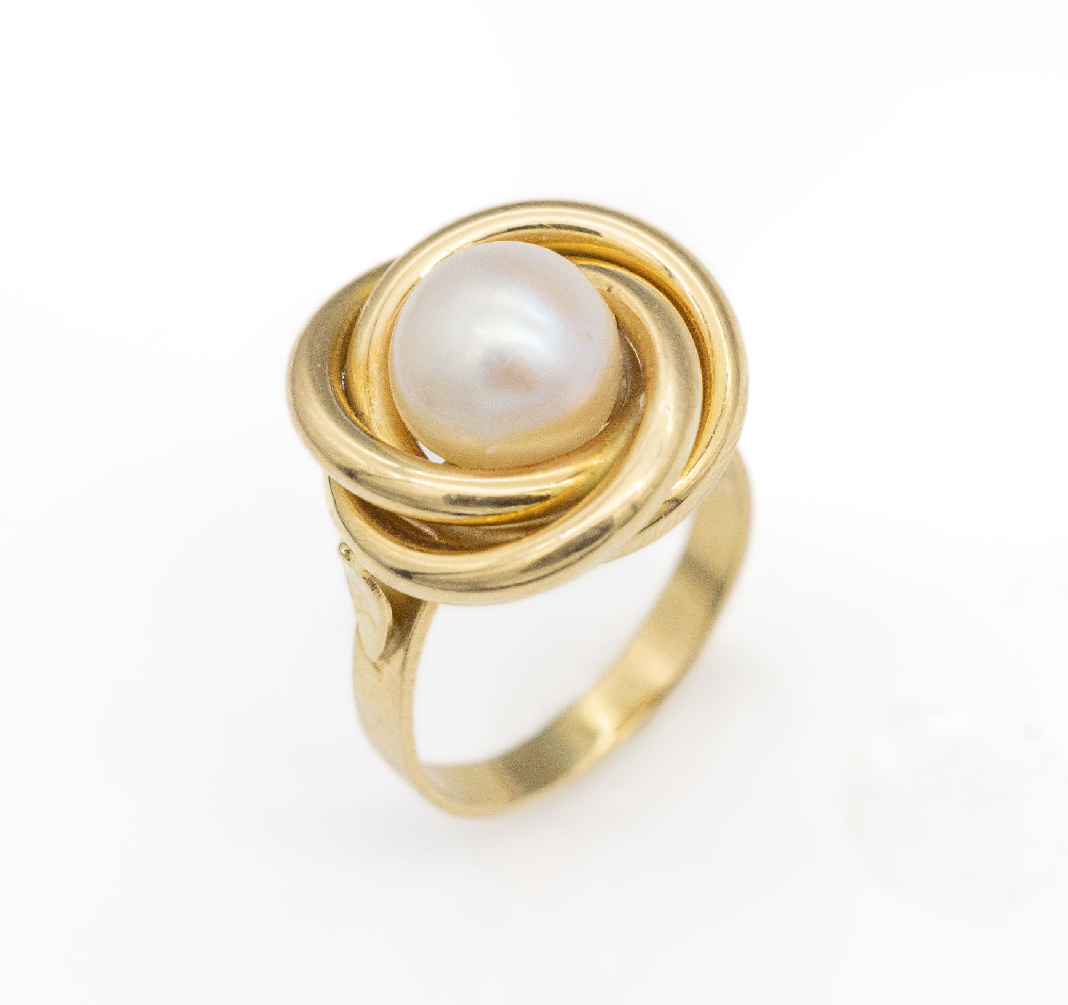18 kt Gold Perl-Ring, GG 750/000, geschwungener Ringkopf, mittig Akoyazuchtperle, D. ca. 19 mm, RW 58, ca. 8.2 g