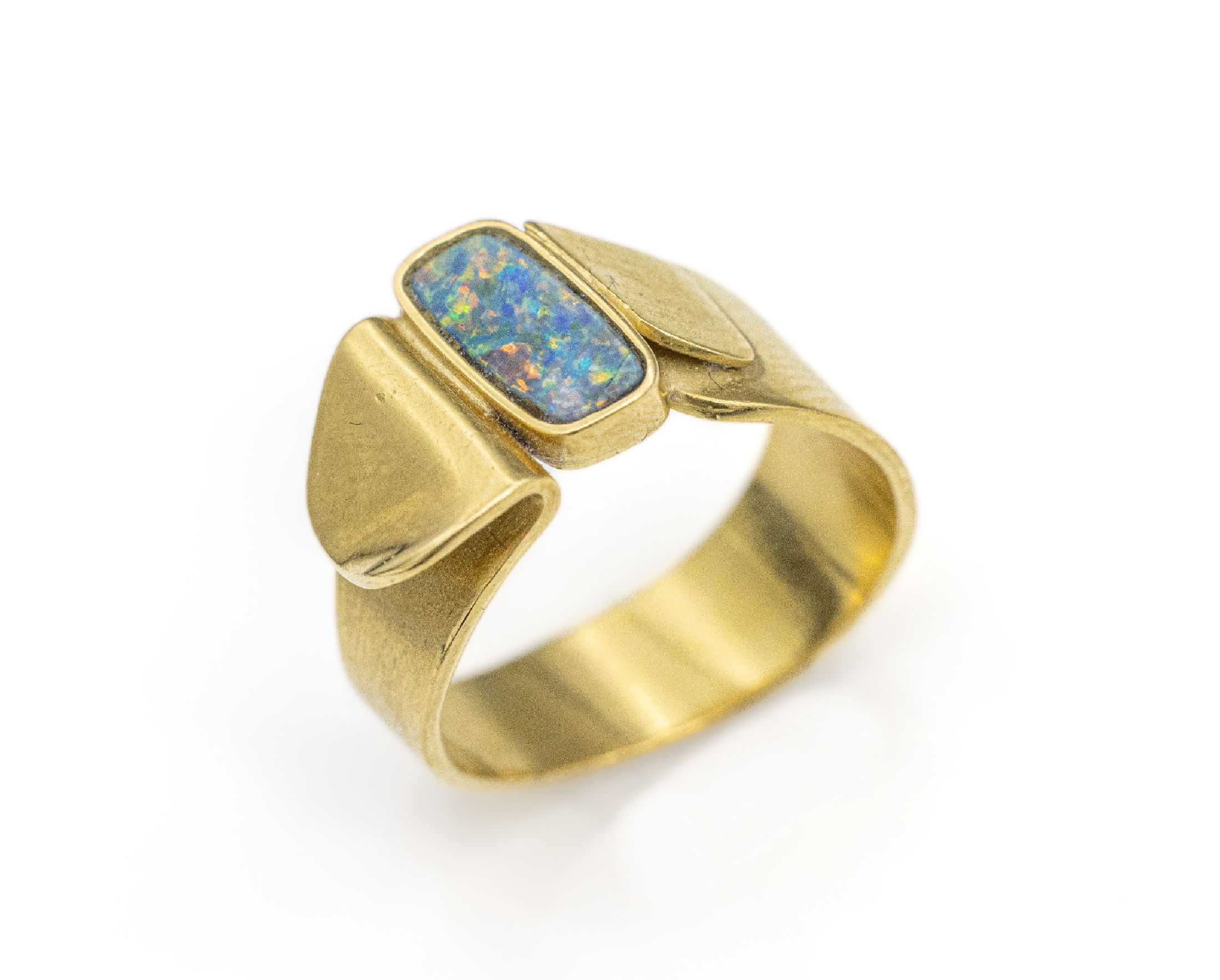 18 kt Gold Opal-Ring, GG 750/000, leicht abstrakte Gestaltung, länglicher Boulderopal, l. rissig, RW 53, ca. 6.7 g