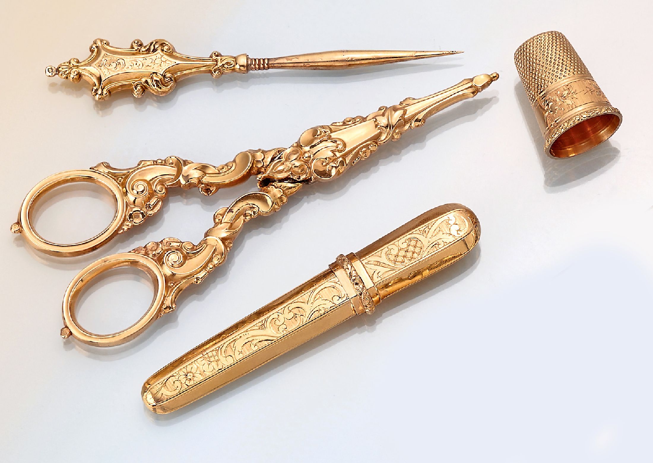 18 kt Gold Nähset, um 1890-1900, GG 750/000 gepr., best. aus: Schere mit Kappe fürKlingen, Ahle, Fingerhut und Nadelbehälter, reiches Dekor mit ...