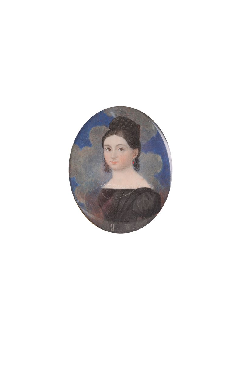 zu 06-003 Biedermeier, um 1820, junge Frau im schwarzen Kleid, feine Gouachemalereiauf Papier, oval, ca. 6.5 cm