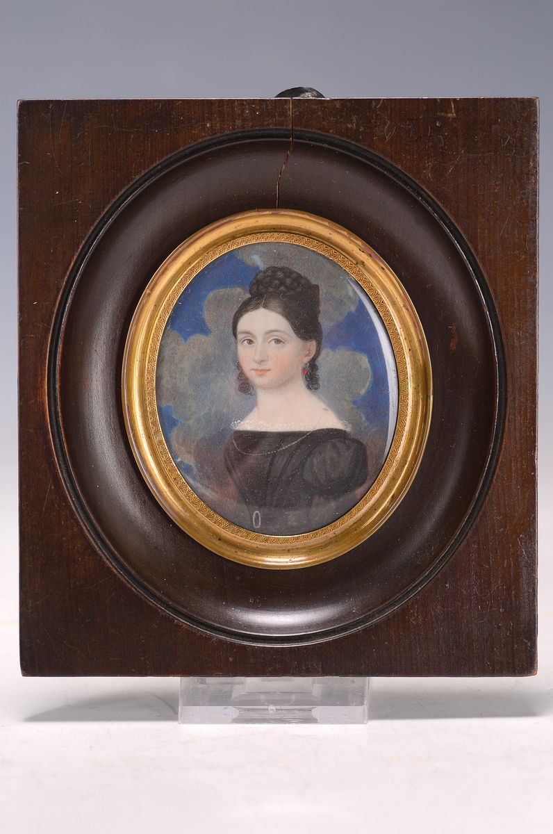 Detail k: zu 06-003 Biedermeier, um 1820, junge Frau im schwarzen Kleid, feine Gouachemalereiauf Papier, oval, ca. 6.5 cm