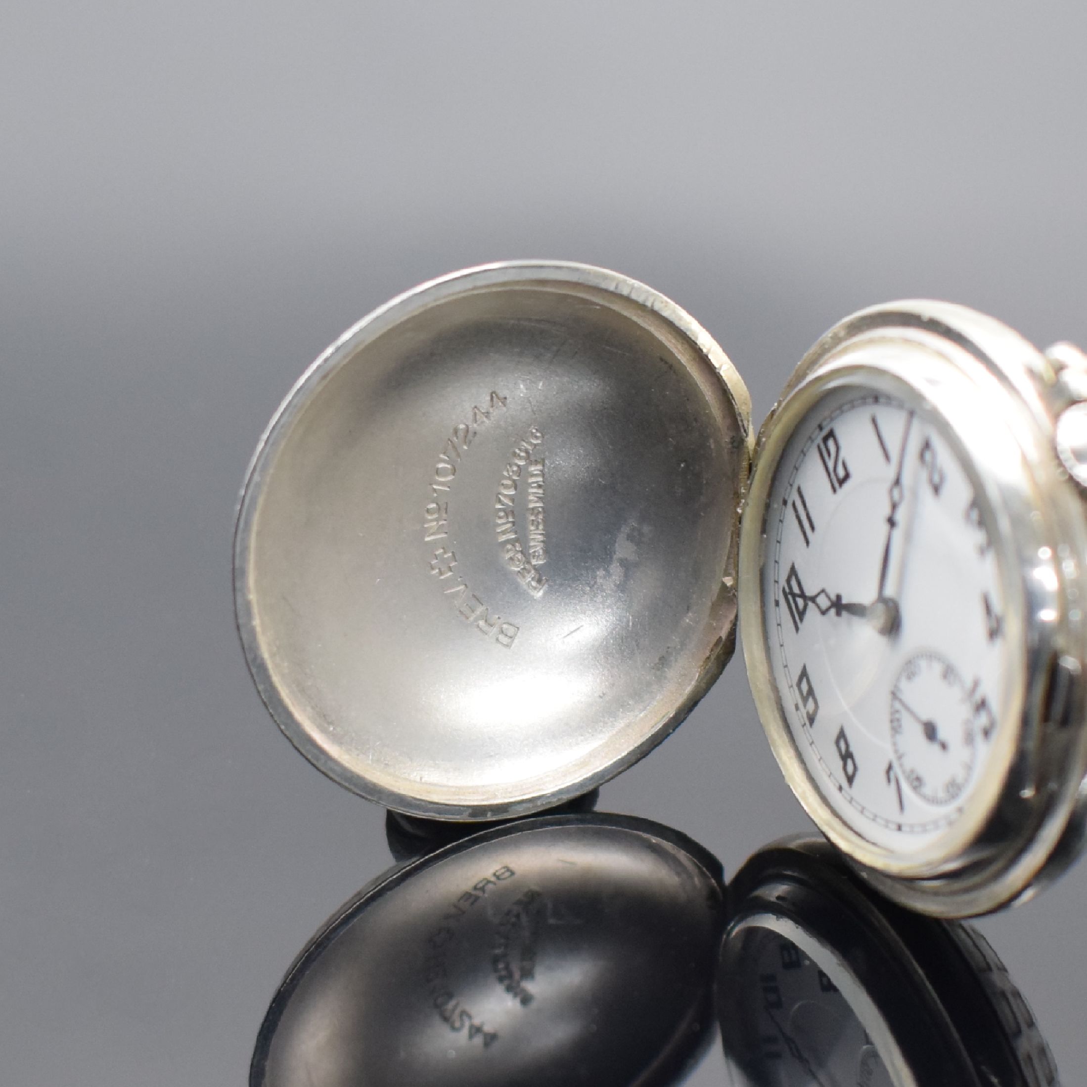Detail a: TALIS Watch Co. Taschenuhr in Form eines Golfballs an 925er Silberkette, Schweiz/USA um 1940, vers. Geh., Emailzifferbl. m. arab. Std., gebl. Zeiger, ...