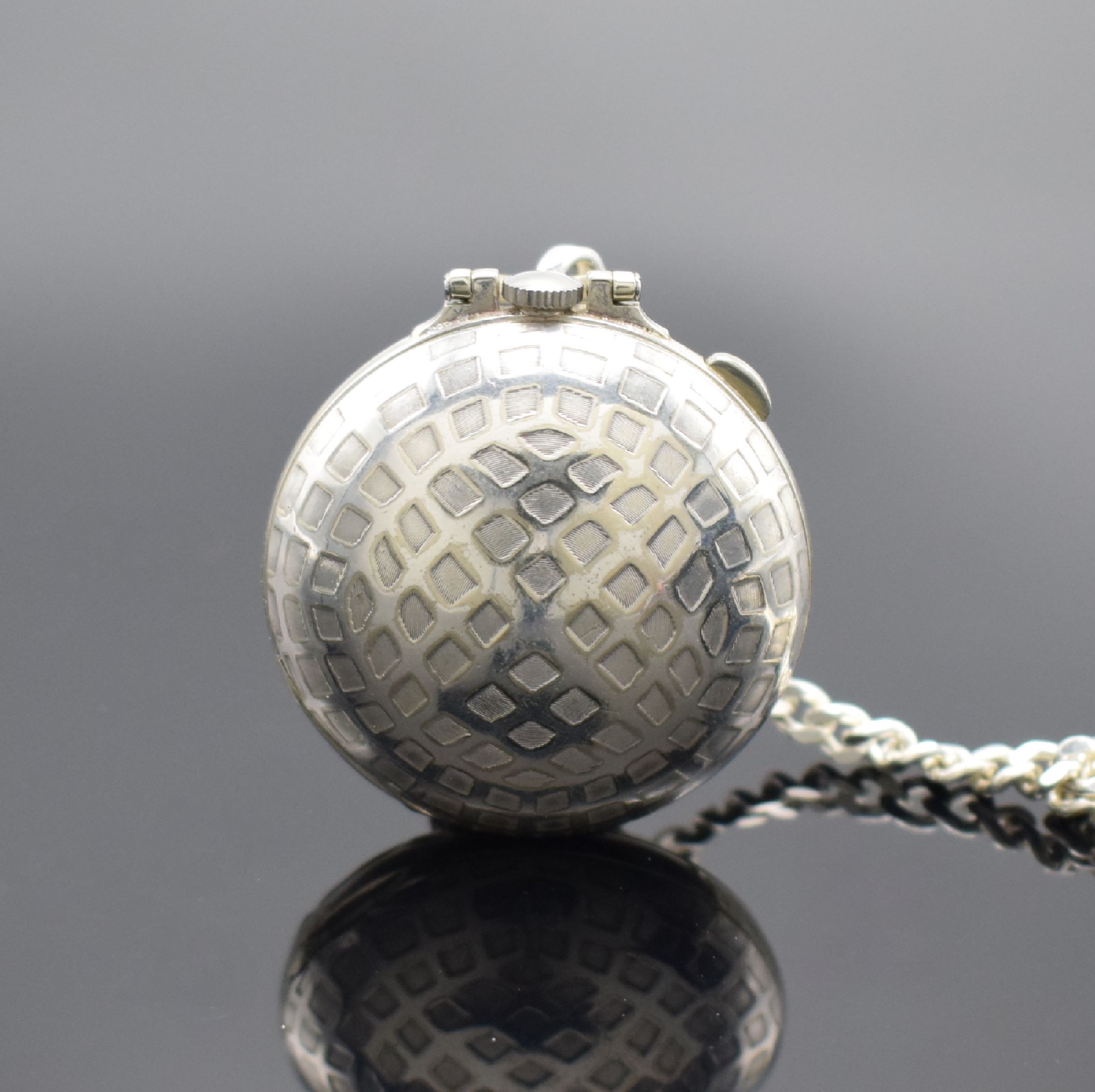 Detail b: TALIS Watch Co. Taschenuhr in Form eines Golfballs an 925er Silberkette, Schweiz/USA um 1940, vers. Geh., Emailzifferbl. m. arab. Std., gebl. Zeiger, ...